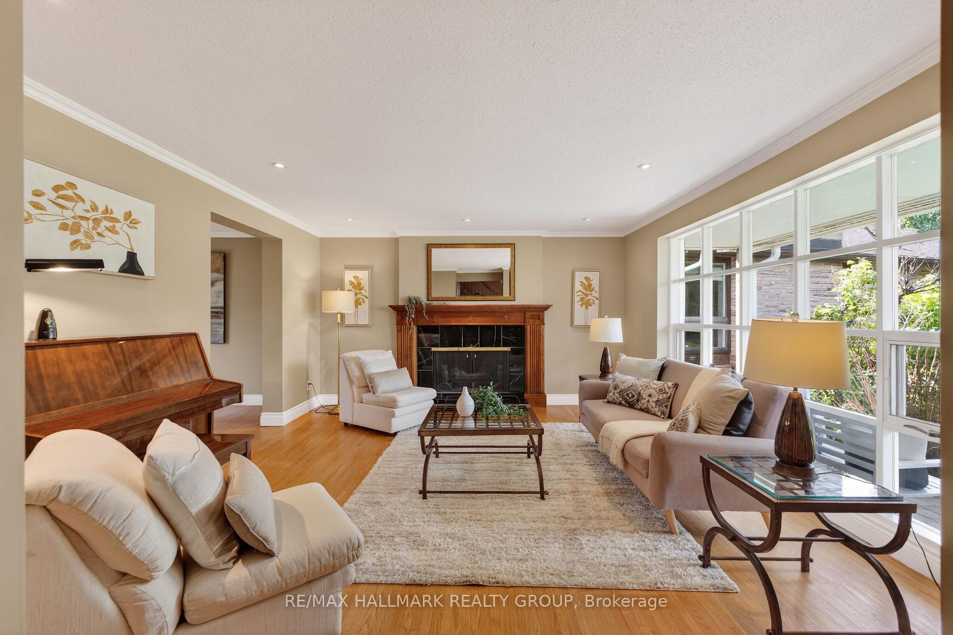 2067 Woodglen Crescent, Beacon Hill North - South and Area — photo 4 of 5
