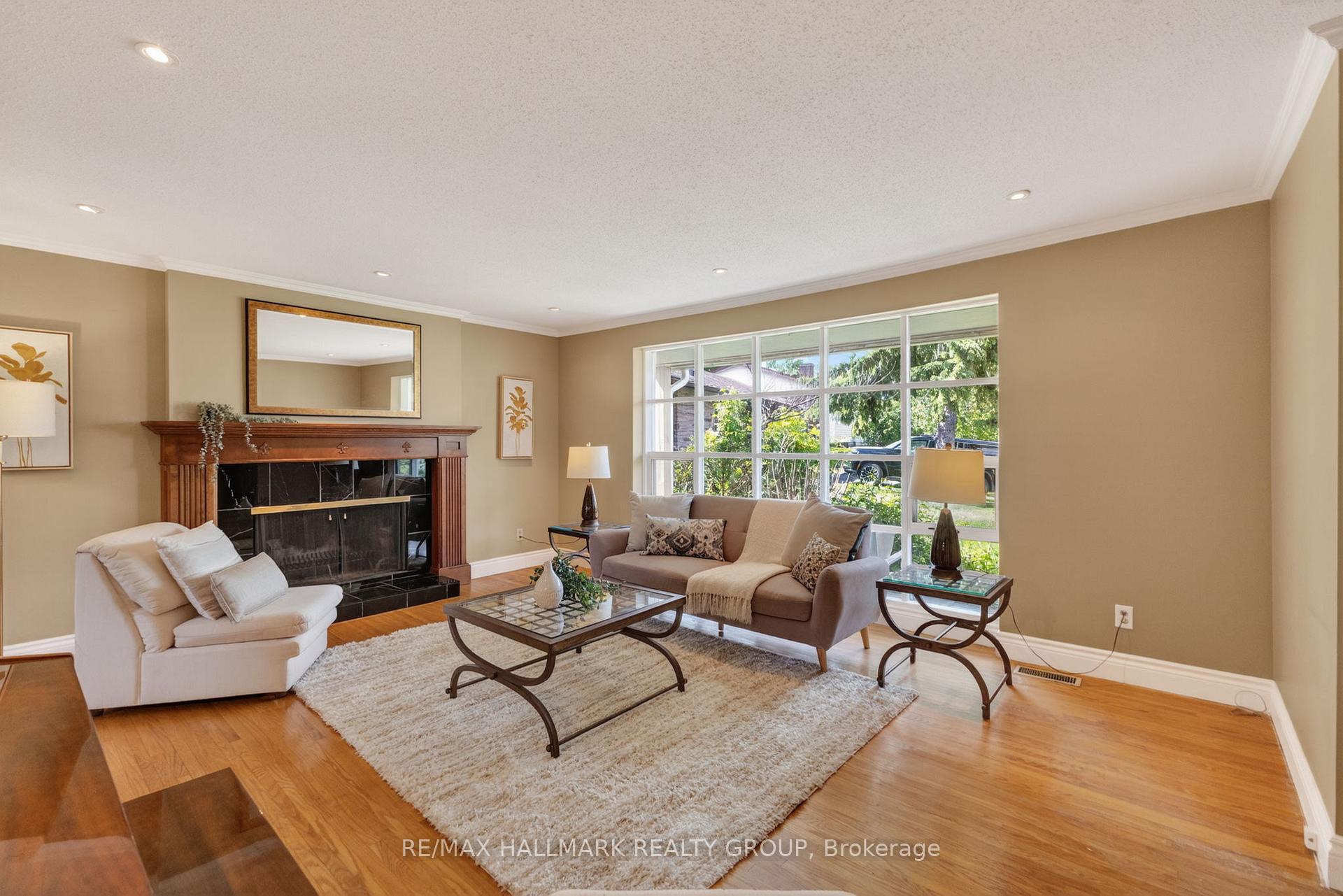 2067 Woodglen Crescent, Beacon Hill North - South and Area — photo 5 of 5