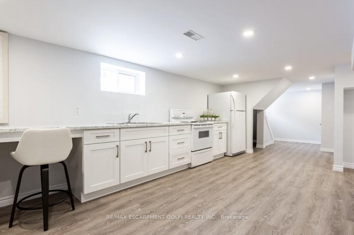 169 Wallace Avenue S Lower, Welland, ON L3B 1R4 — Welland, Ontario