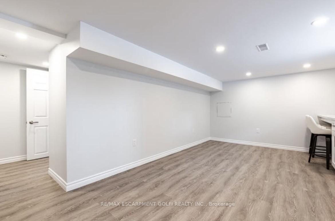169 Wallace Avenue S Lower, Welland — photo 4 of 5