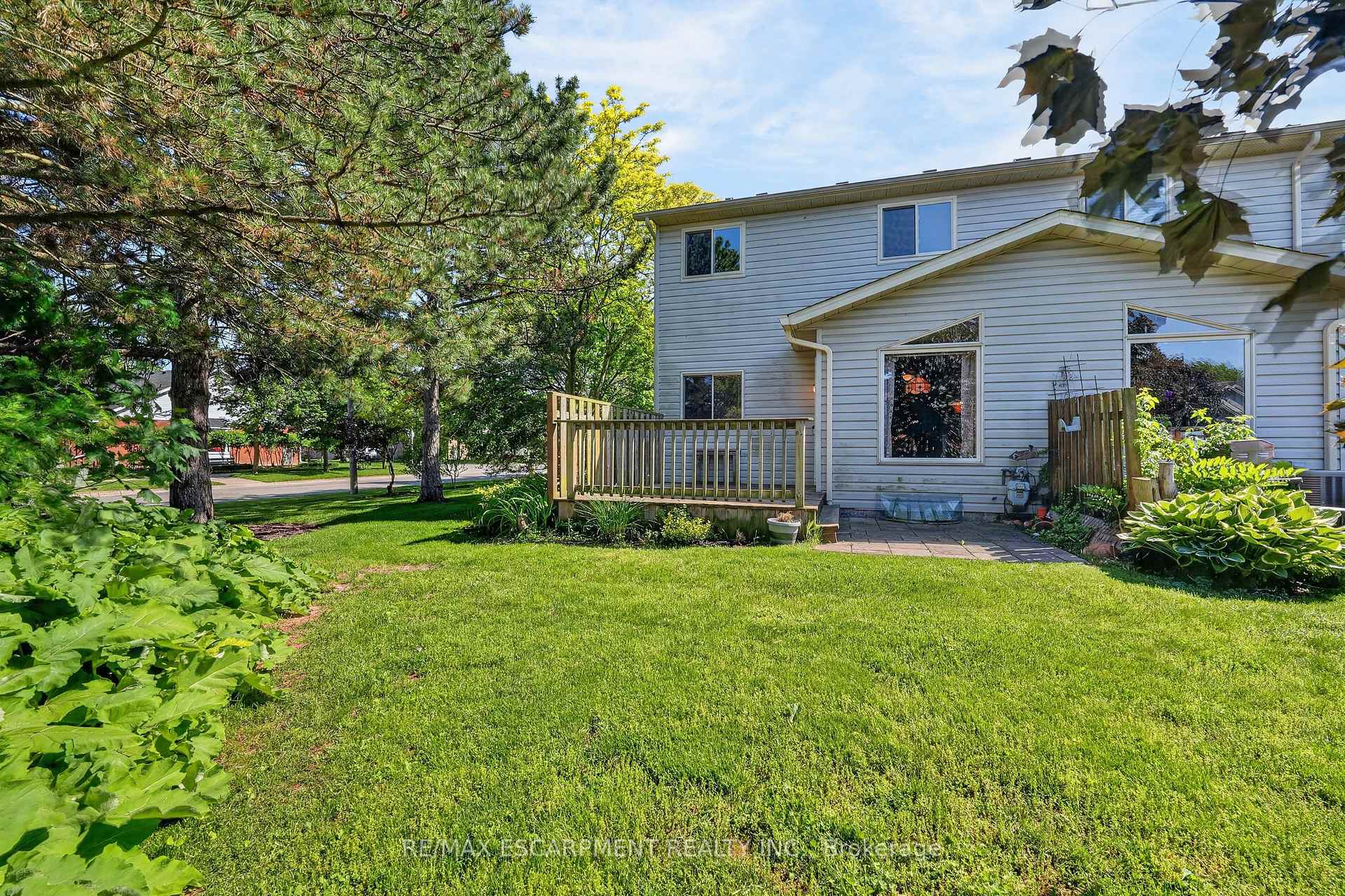 9 Wentworth Drive 2, Grimsby — photo 2 of 5