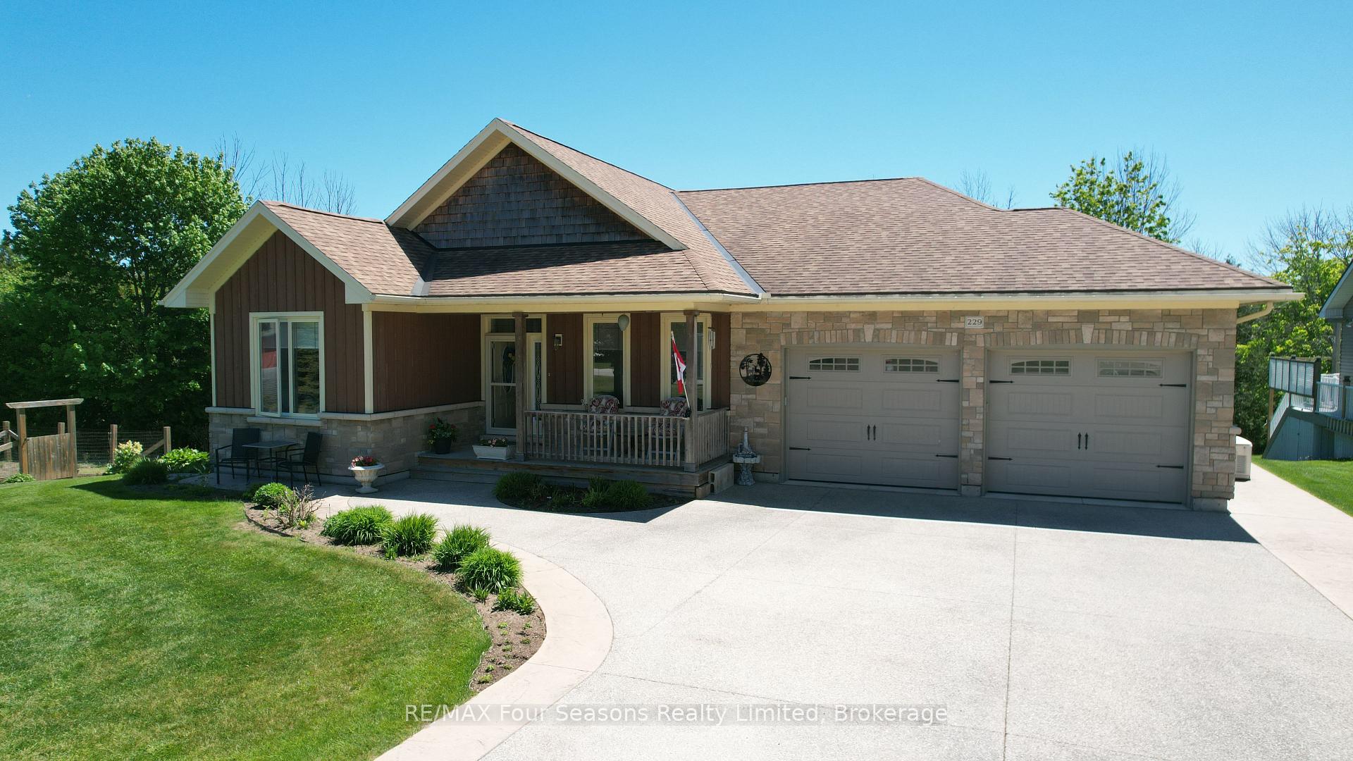 229 S Rankin Street, Saugeen Shores — photo 2 of 5
