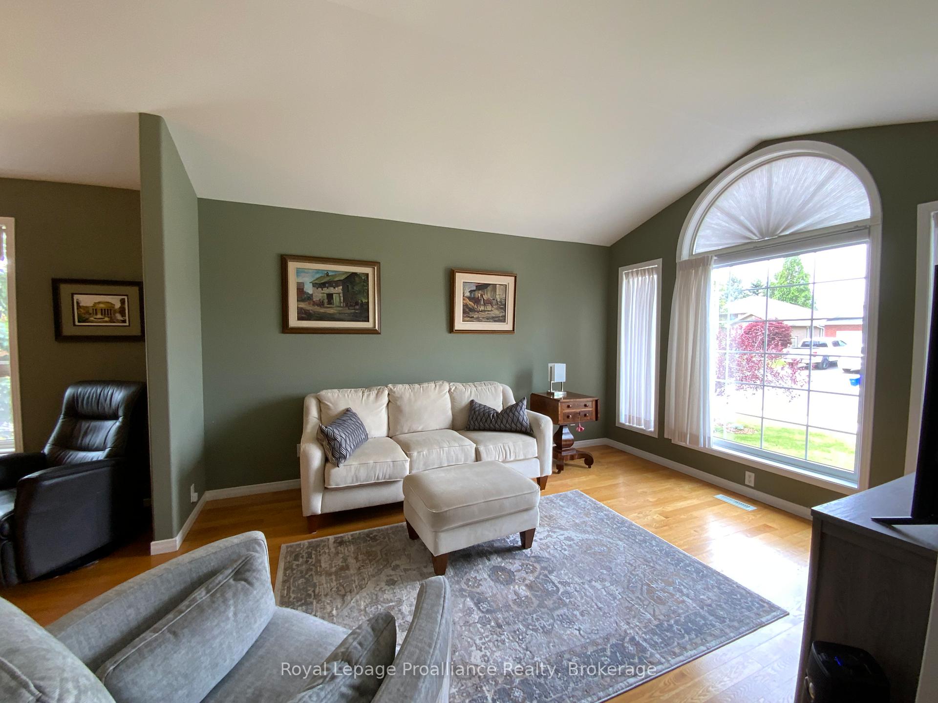 31 Hemlock Crescent, Belleville — photo 3 of 5