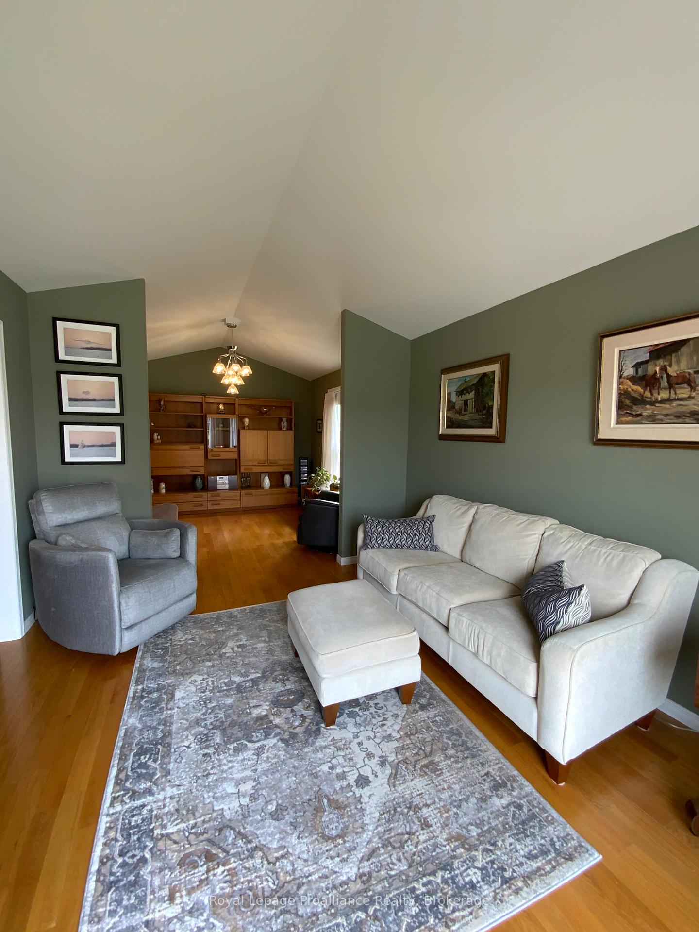 31 Hemlock Crescent, Belleville — photo 4 of 5