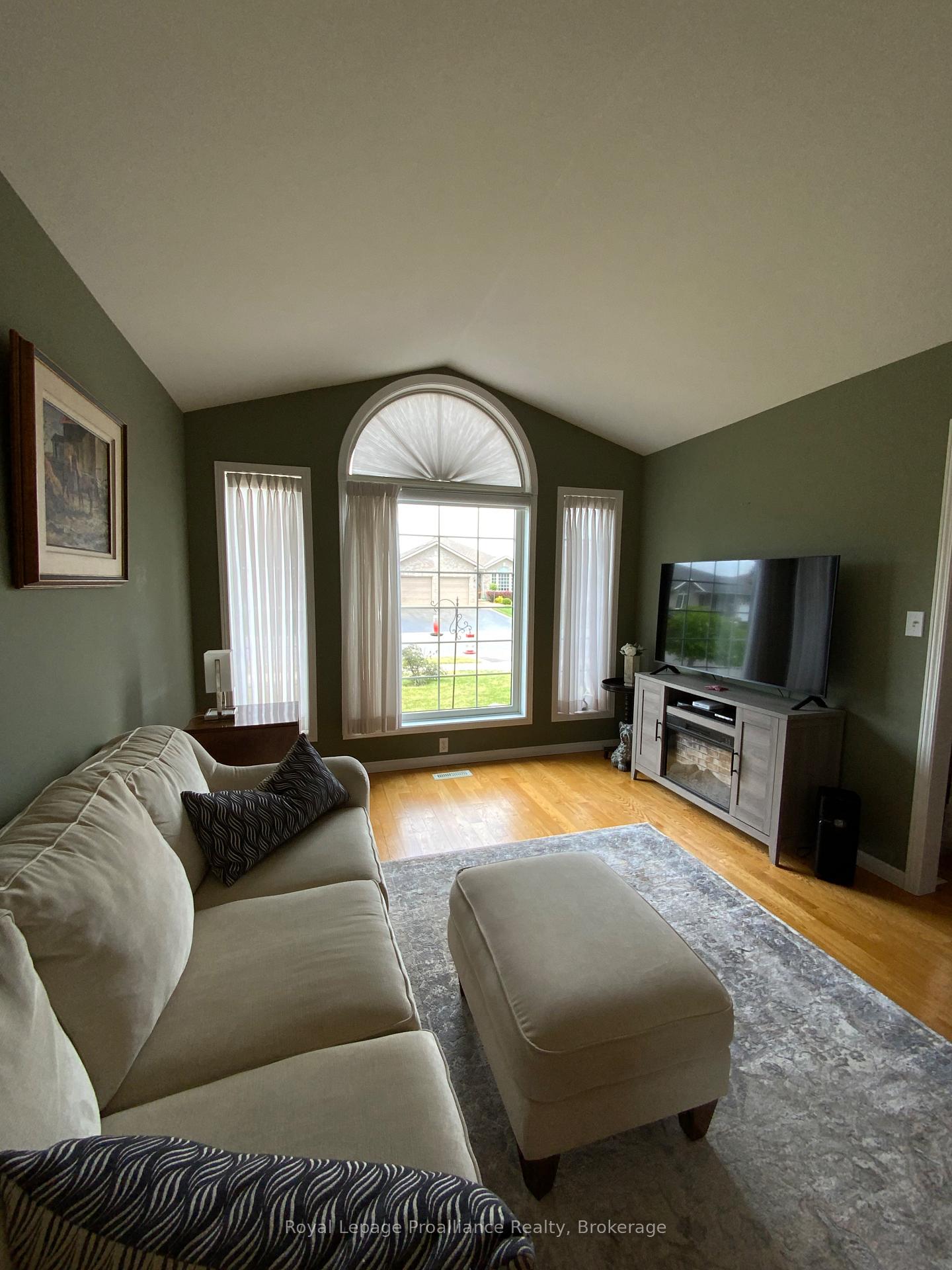 31 Hemlock Crescent, Belleville — photo 5 of 5