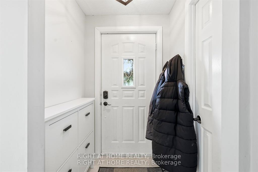 1633 Lafrance Drive, Orleans - Cumberland and Area — photo 3 of 5