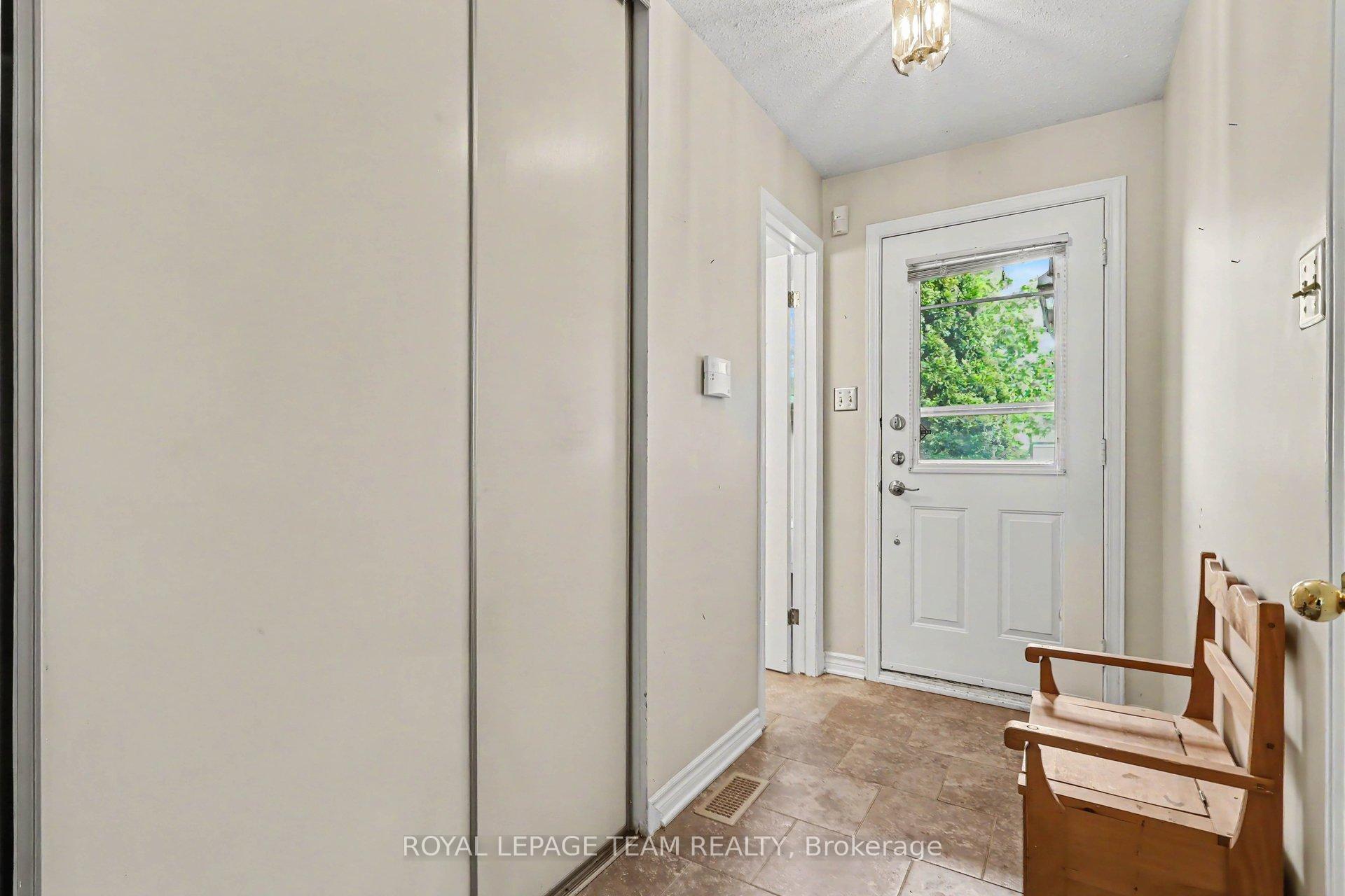 36 Southport Drive, Hunt Club - South Keys and Area — photo 2 of 5