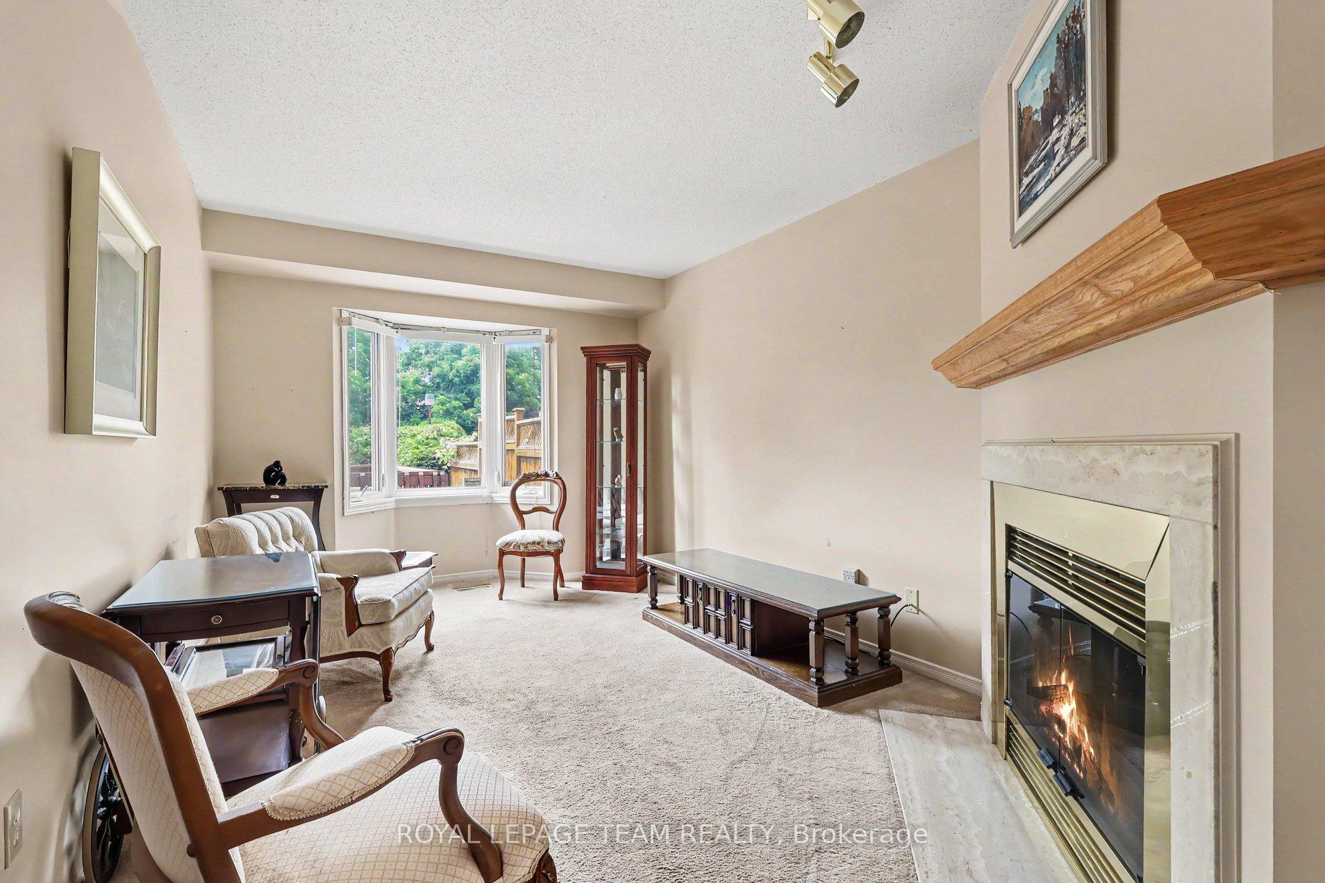 36 Southport Drive, Hunt Club - South Keys and Area — photo 3 of 5