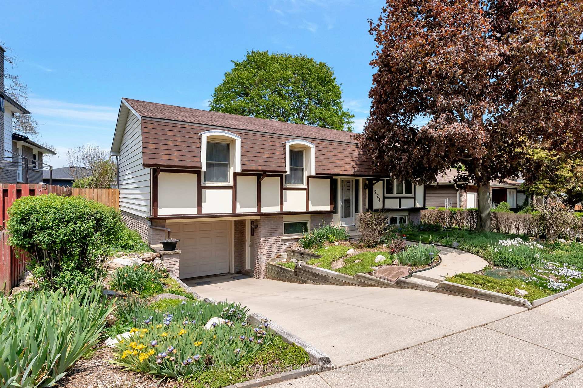 224 Erindale Crescent, Cambridge — photo 2 of 5