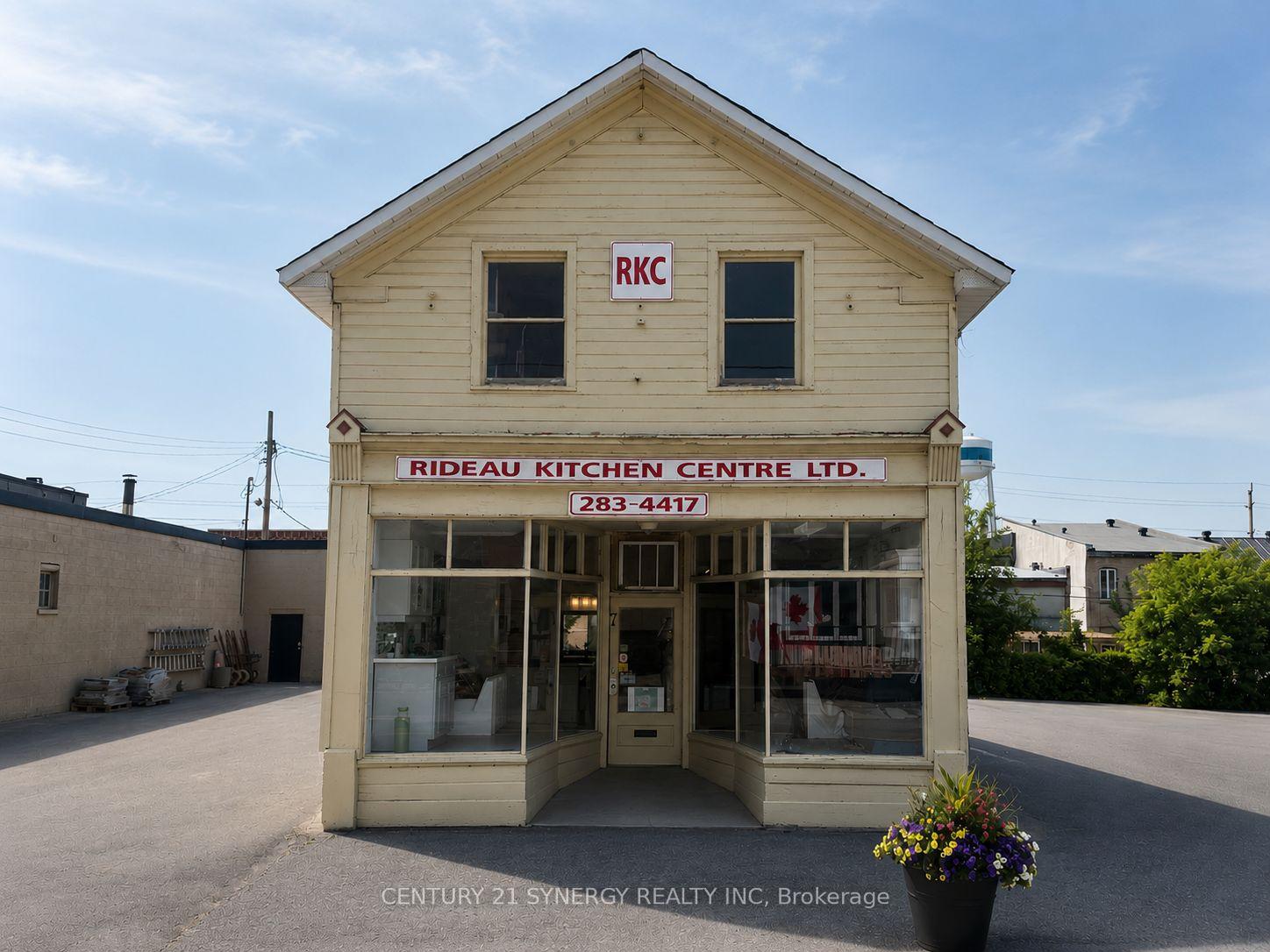 7 William Street W, Smiths Falls — photo 2 of 5