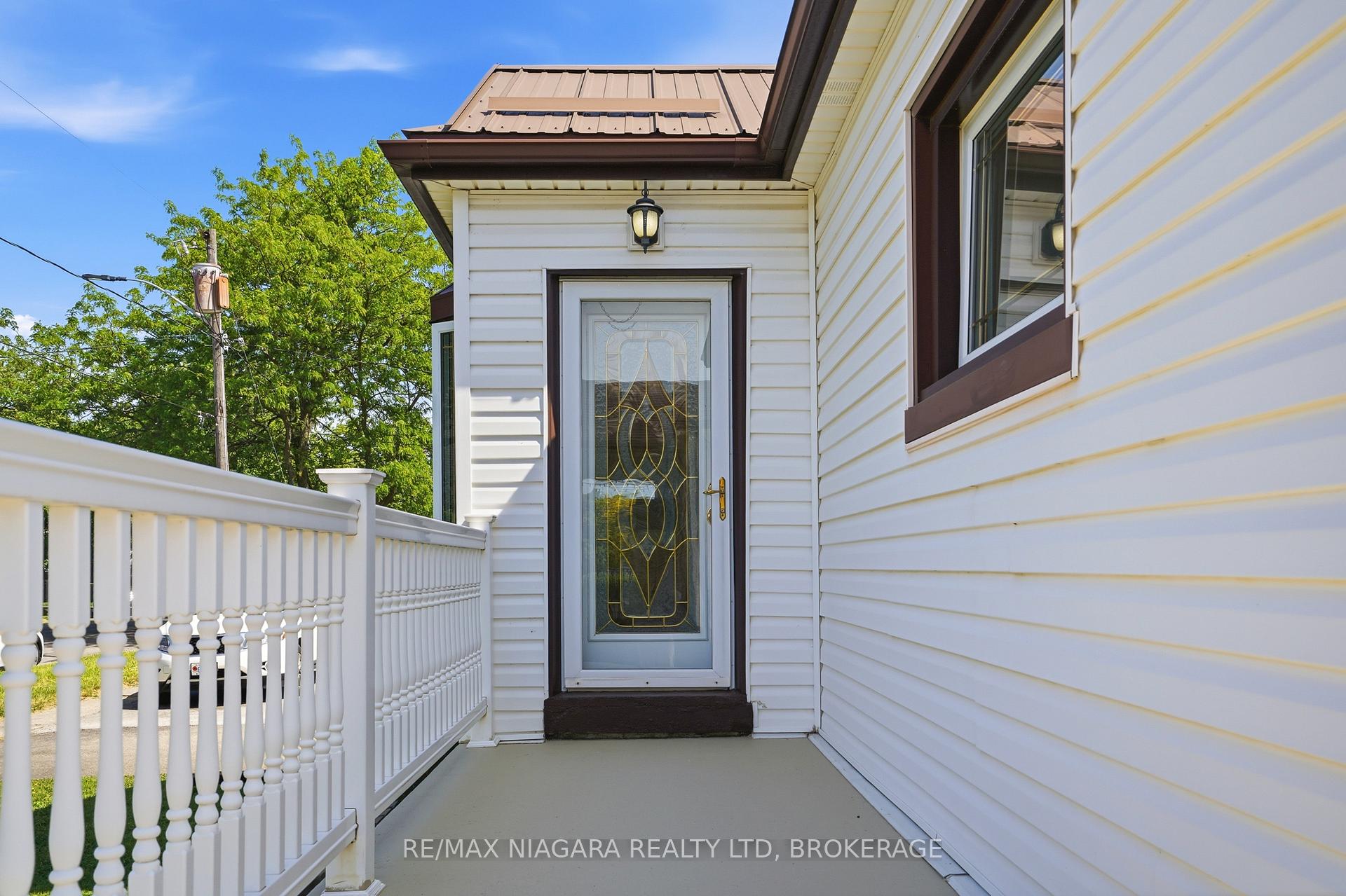 270 Mcalpine Avenue S, Welland — photo 2 of 5