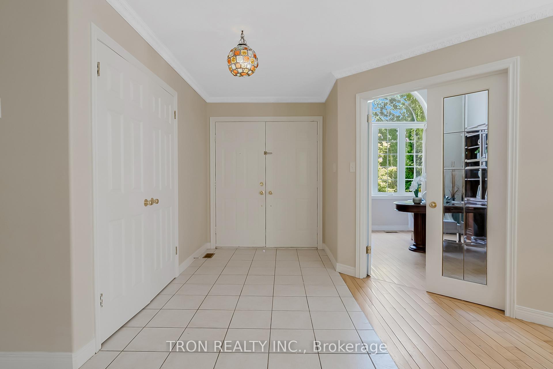 505 Yorkshire Drive, Waterloo — photo 2 of 5