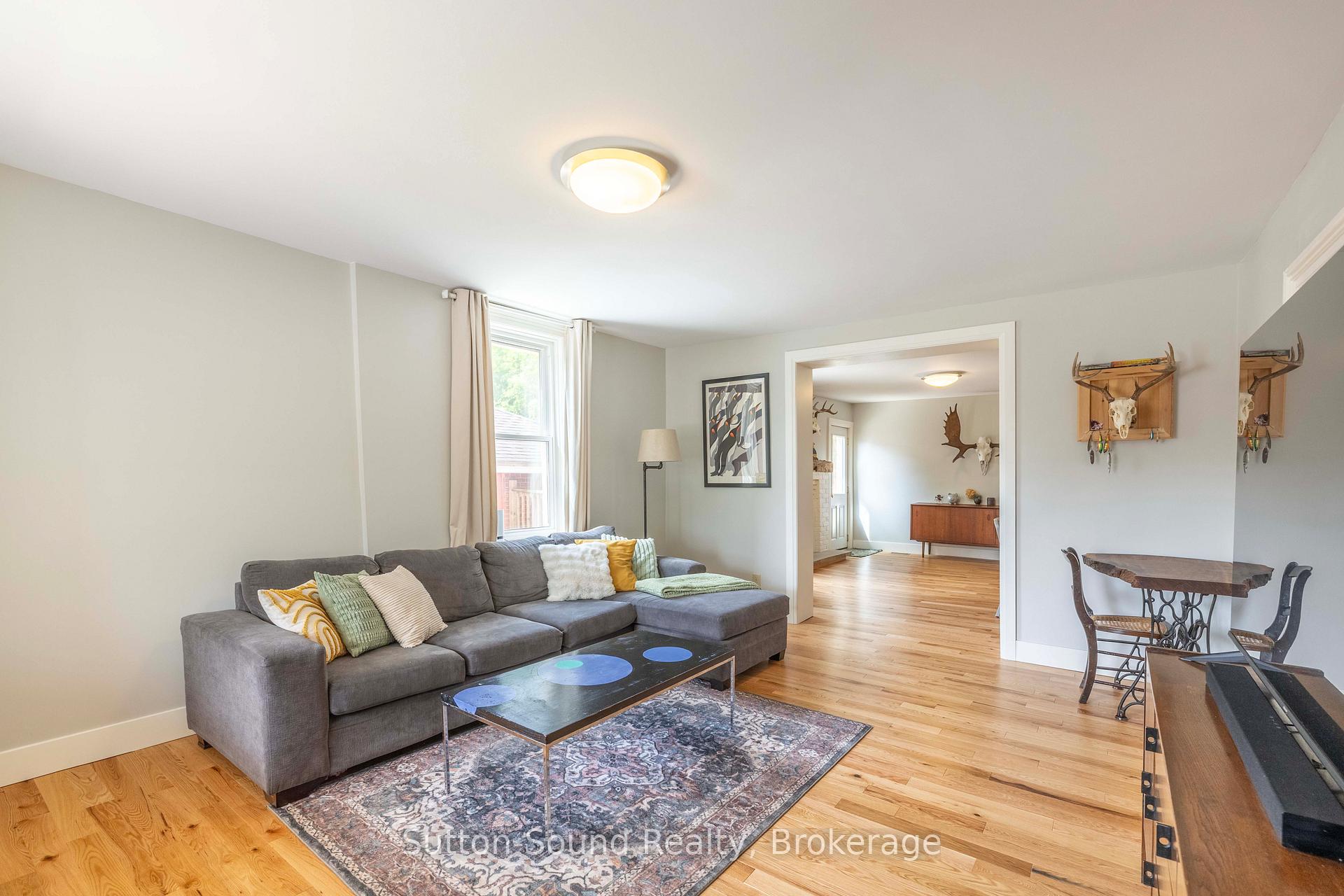 894 3rd Avenue W, Owen Sound — photo 3 of 5