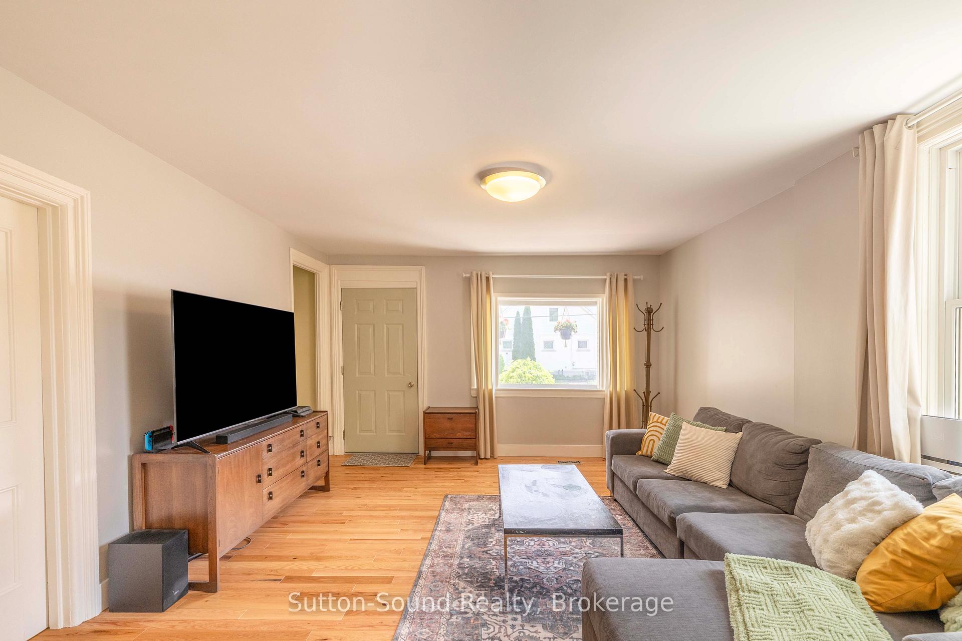 894 3rd Avenue W, Owen Sound — photo 5 of 5
