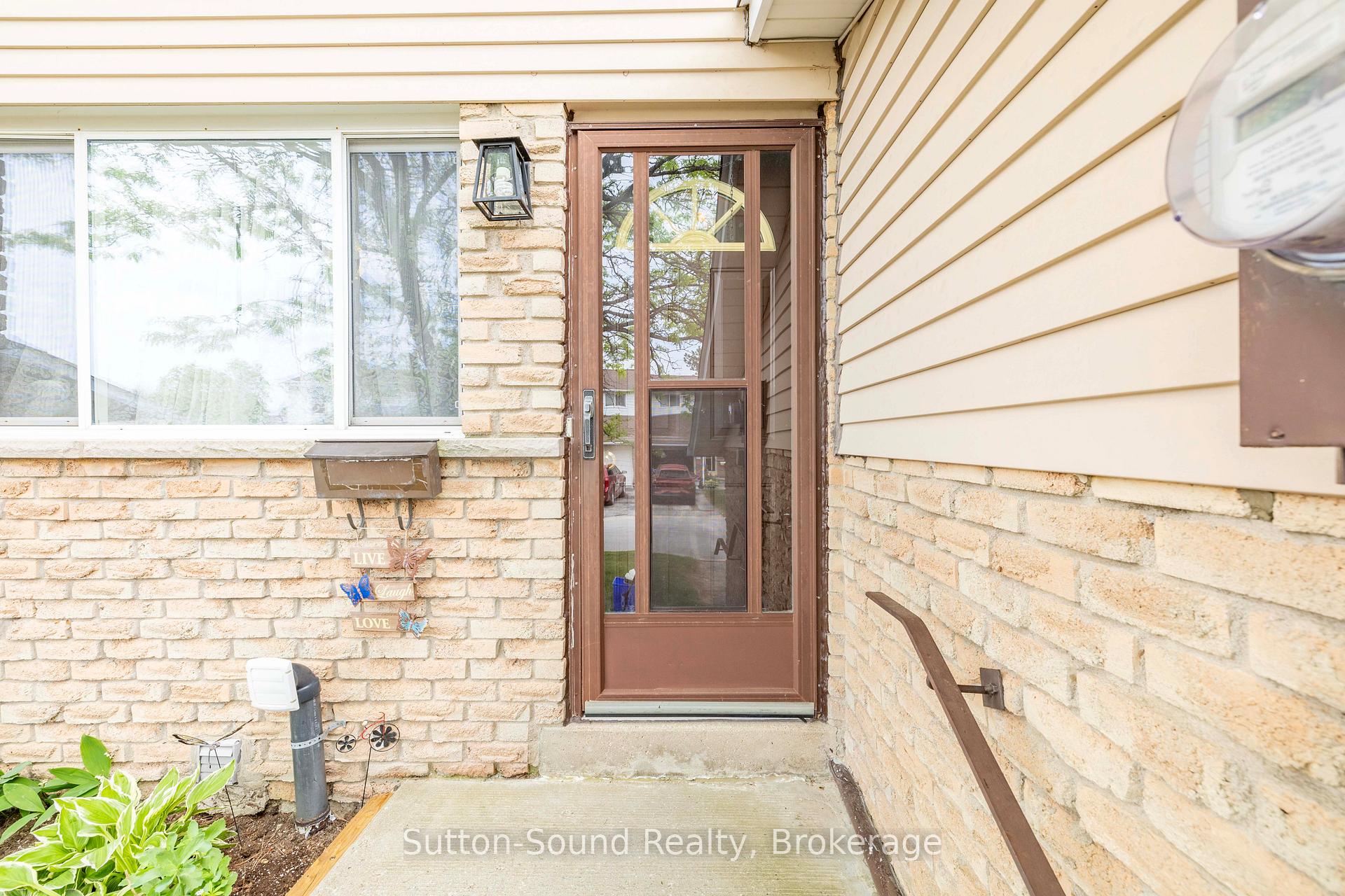 82 Laurie Crescent 82, Owen Sound — photo 2 of 5