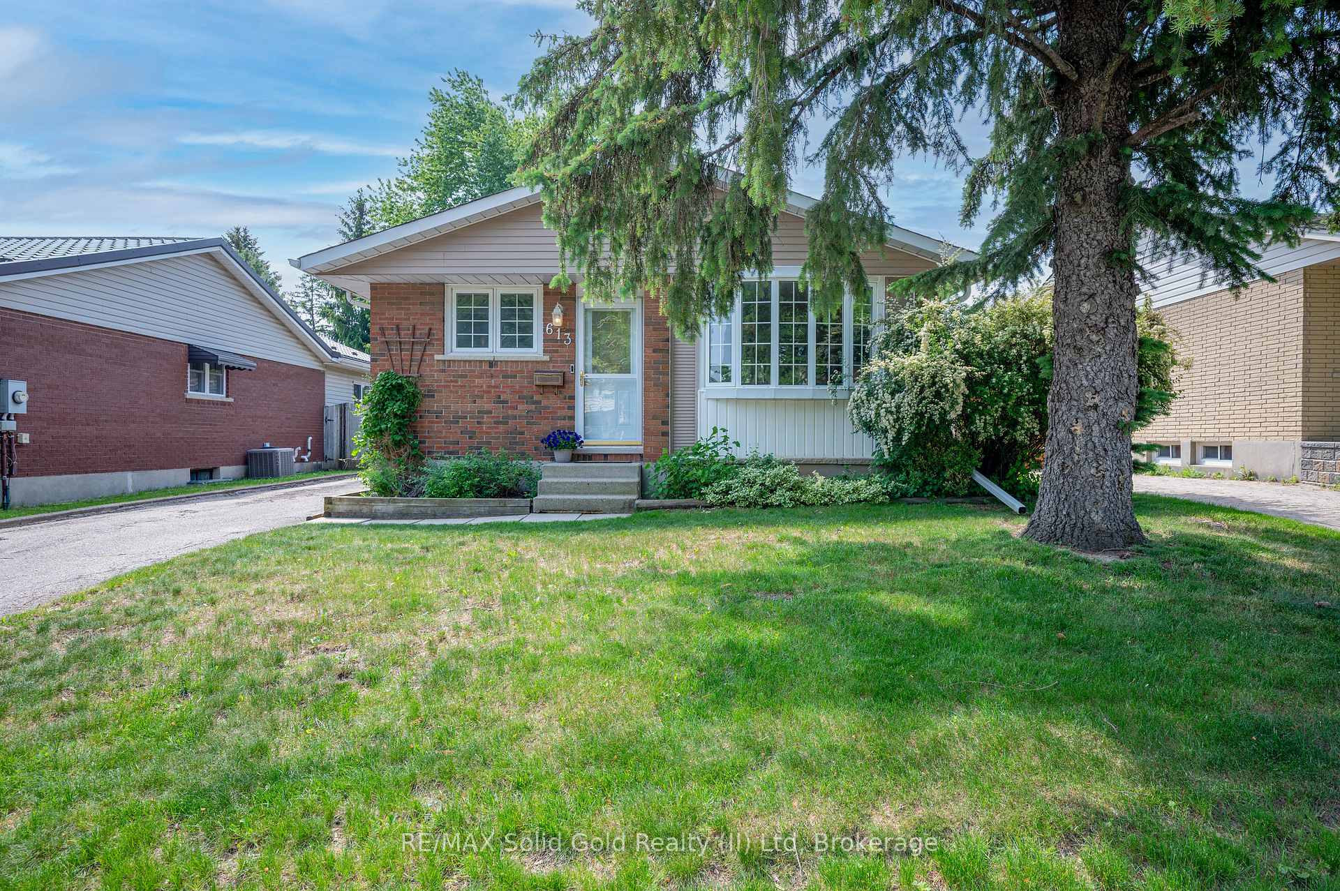 613 Dogwood Lane, Waterloo — photo 2 of 5