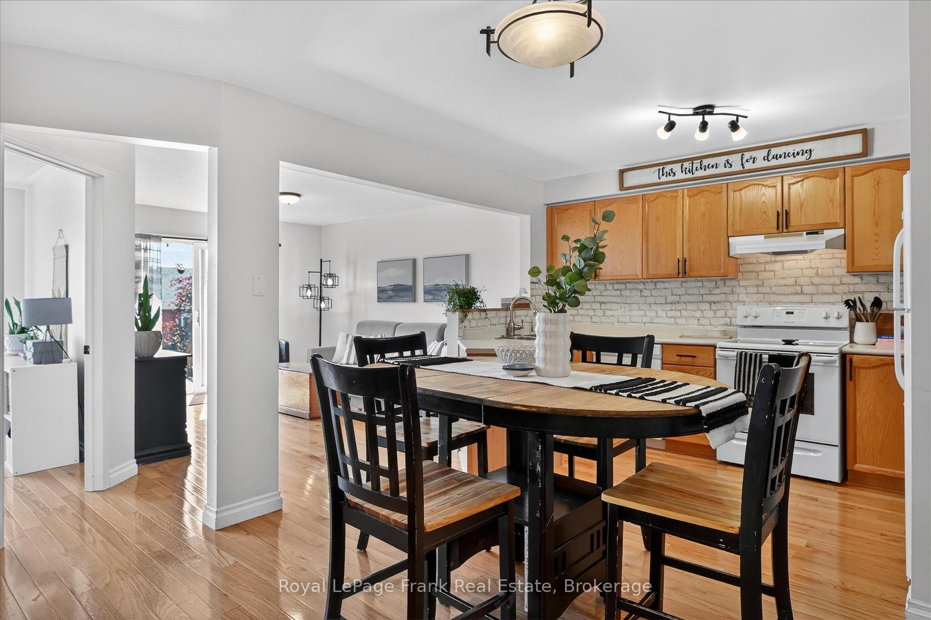 2436 Woodglade Boulevard, Peterborough — photo 4 of 5