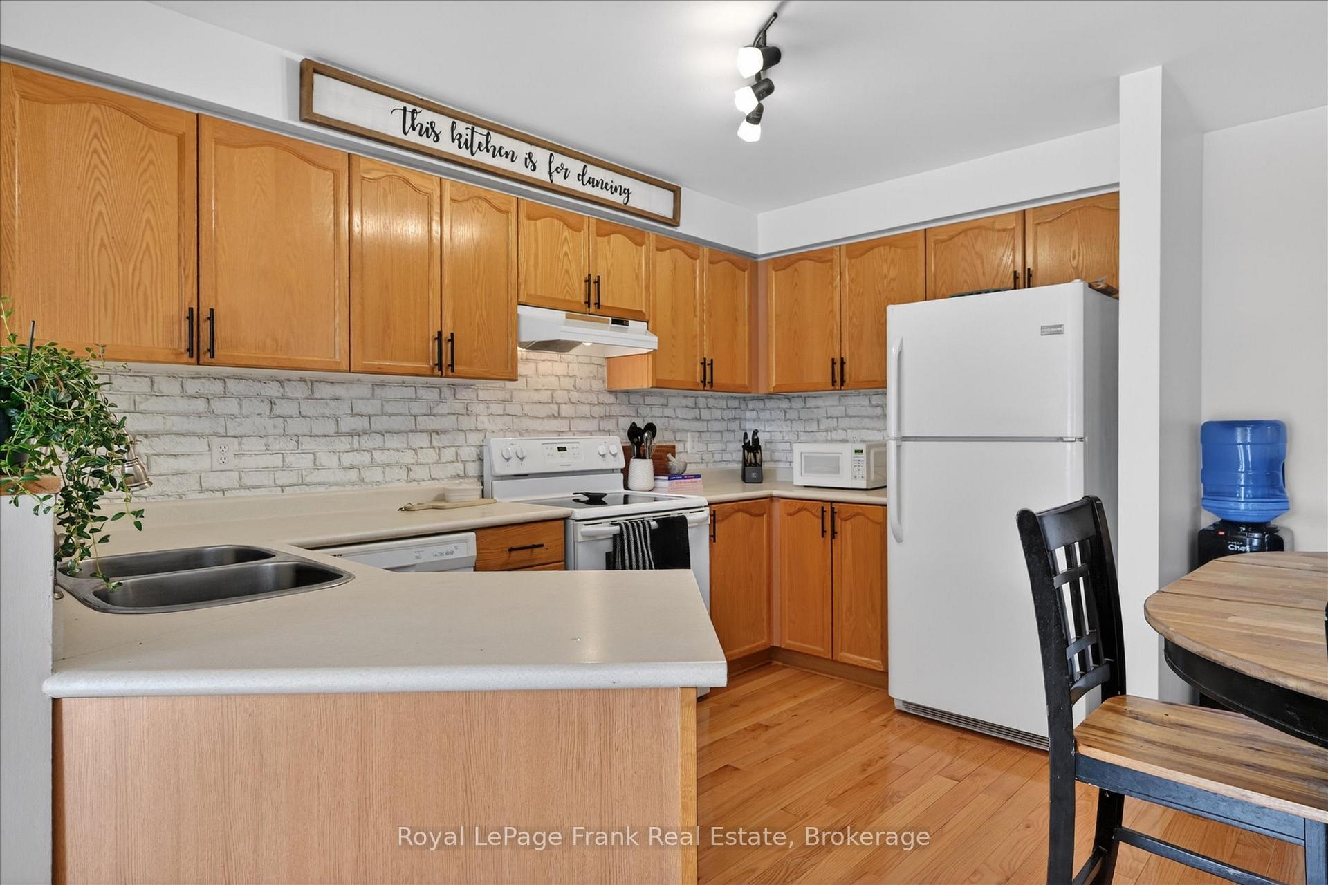 2436 Woodglade Boulevard, Peterborough — photo 5 of 5