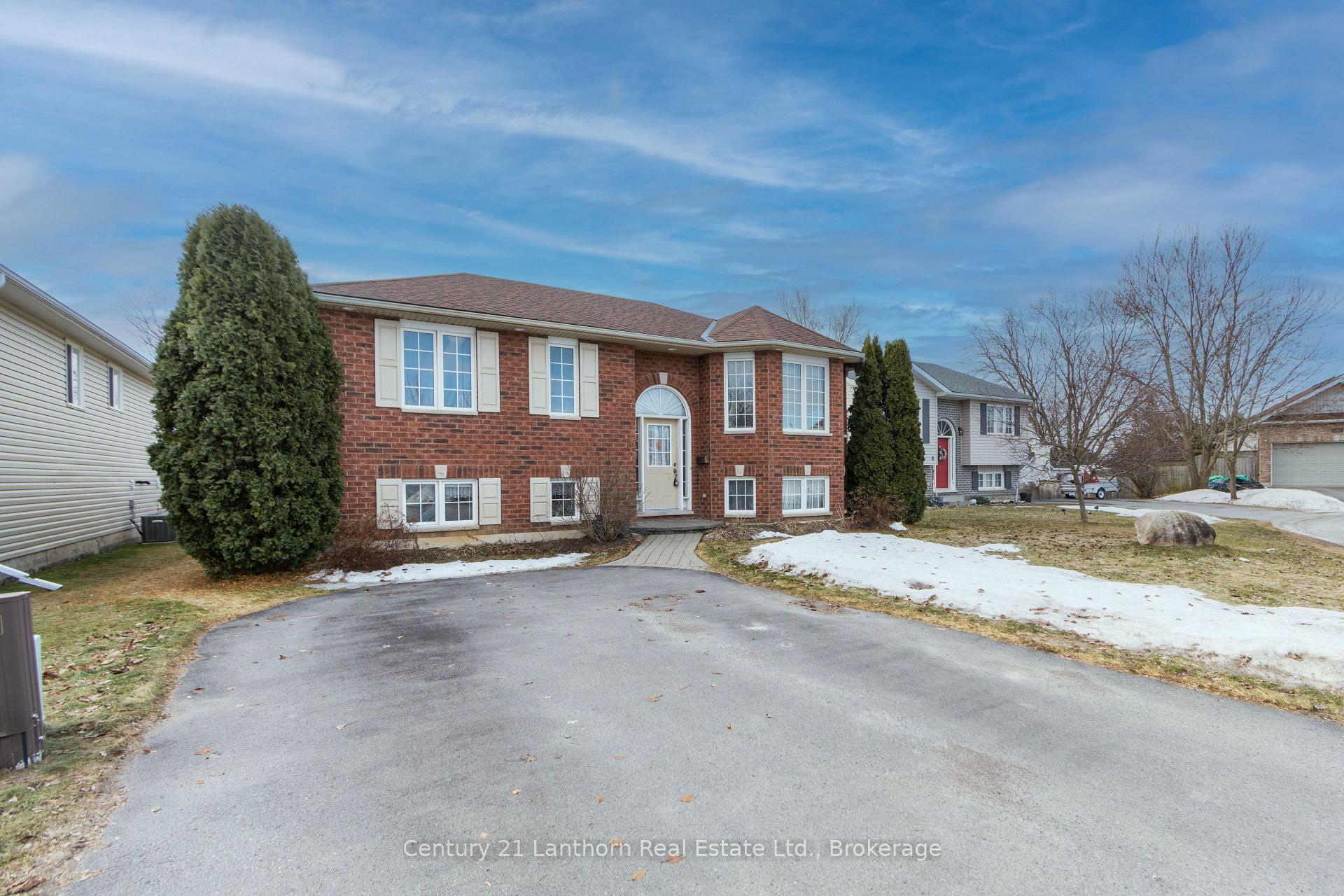 6 Chisholm Square, Belleville — photo 2 of 5