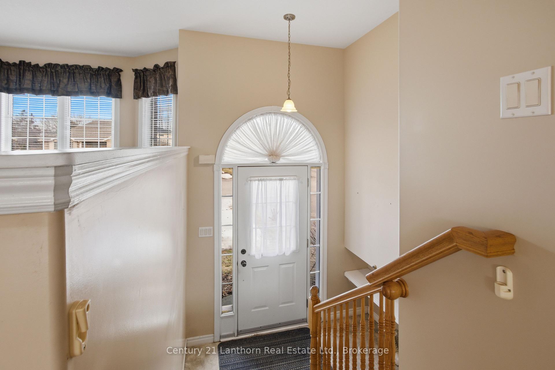 6 Chisholm Square, Belleville — photo 3 of 5