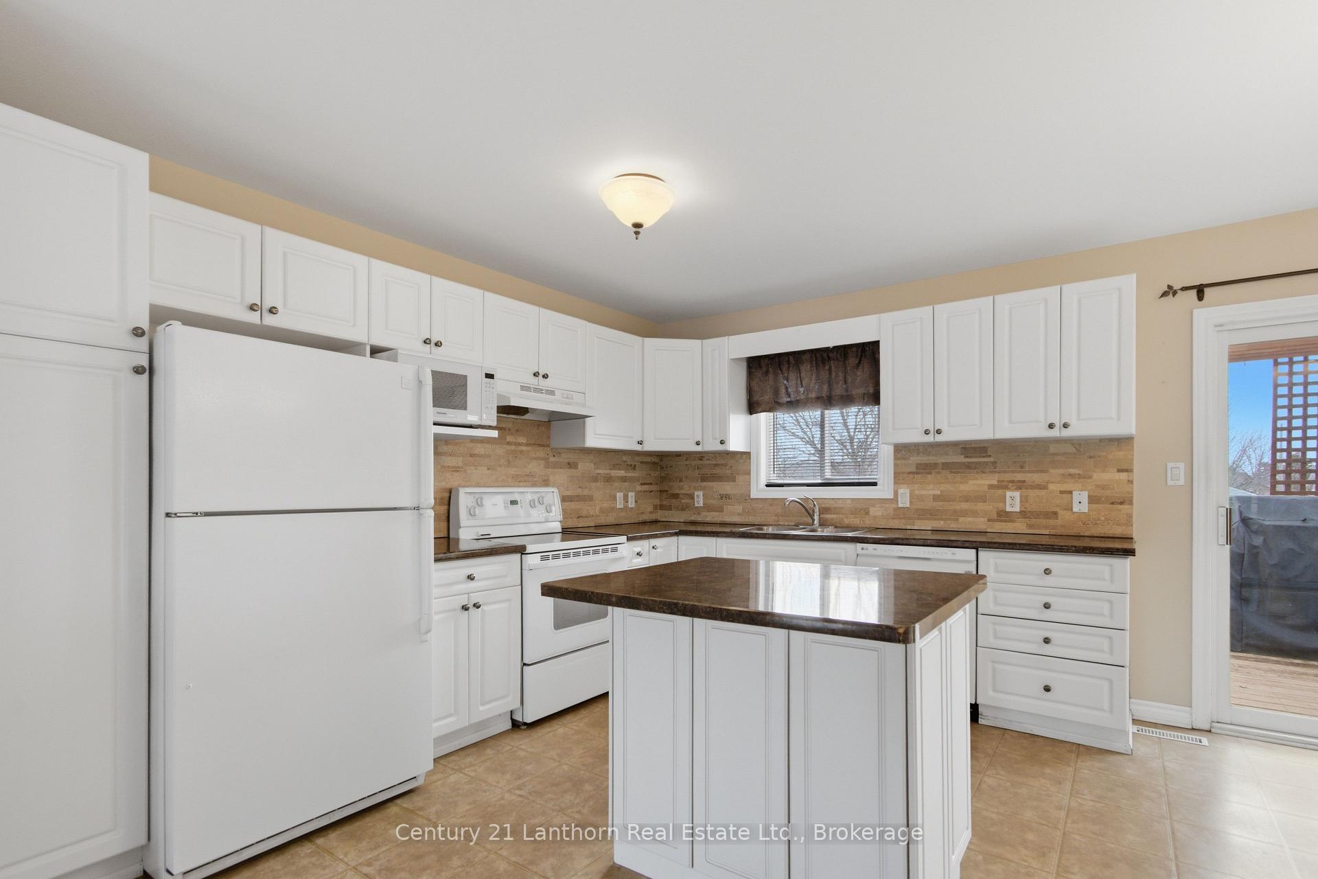 6 Chisholm Square, Belleville — photo 4 of 5