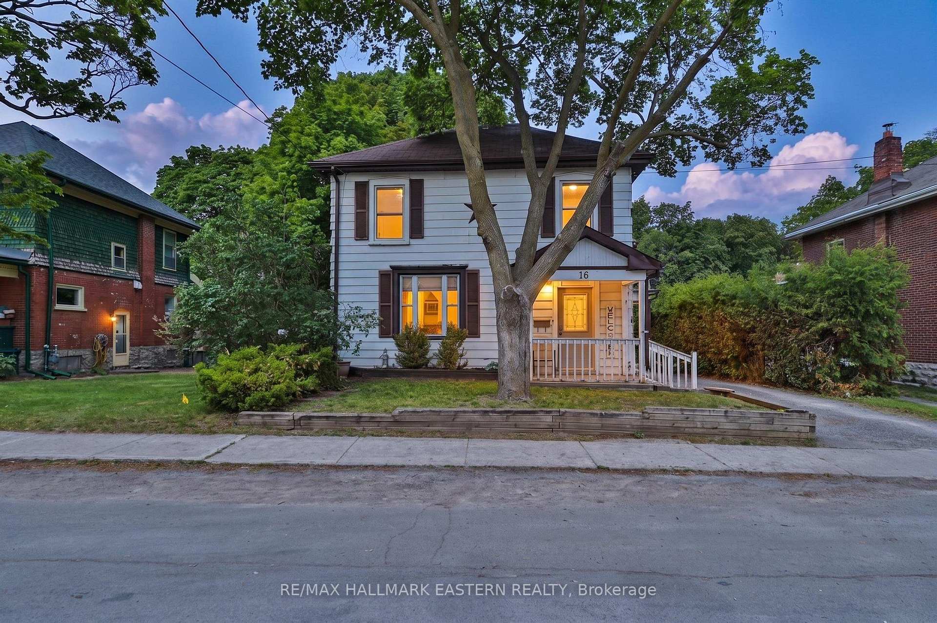 16 Holloway Street, Belleville — photo 2 of 5