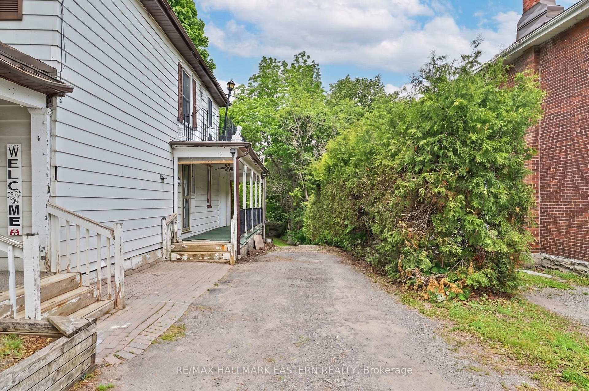 16 Holloway Street, Belleville — photo 4 of 5