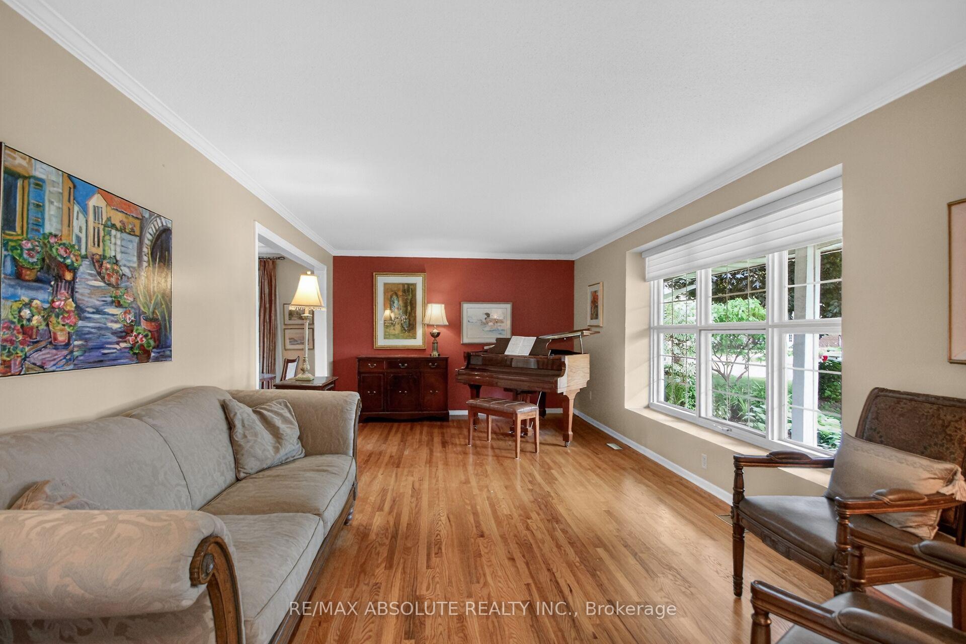 1953 Mulberry Crescent, Beacon Hill North - South and Area — photo 4 of 5