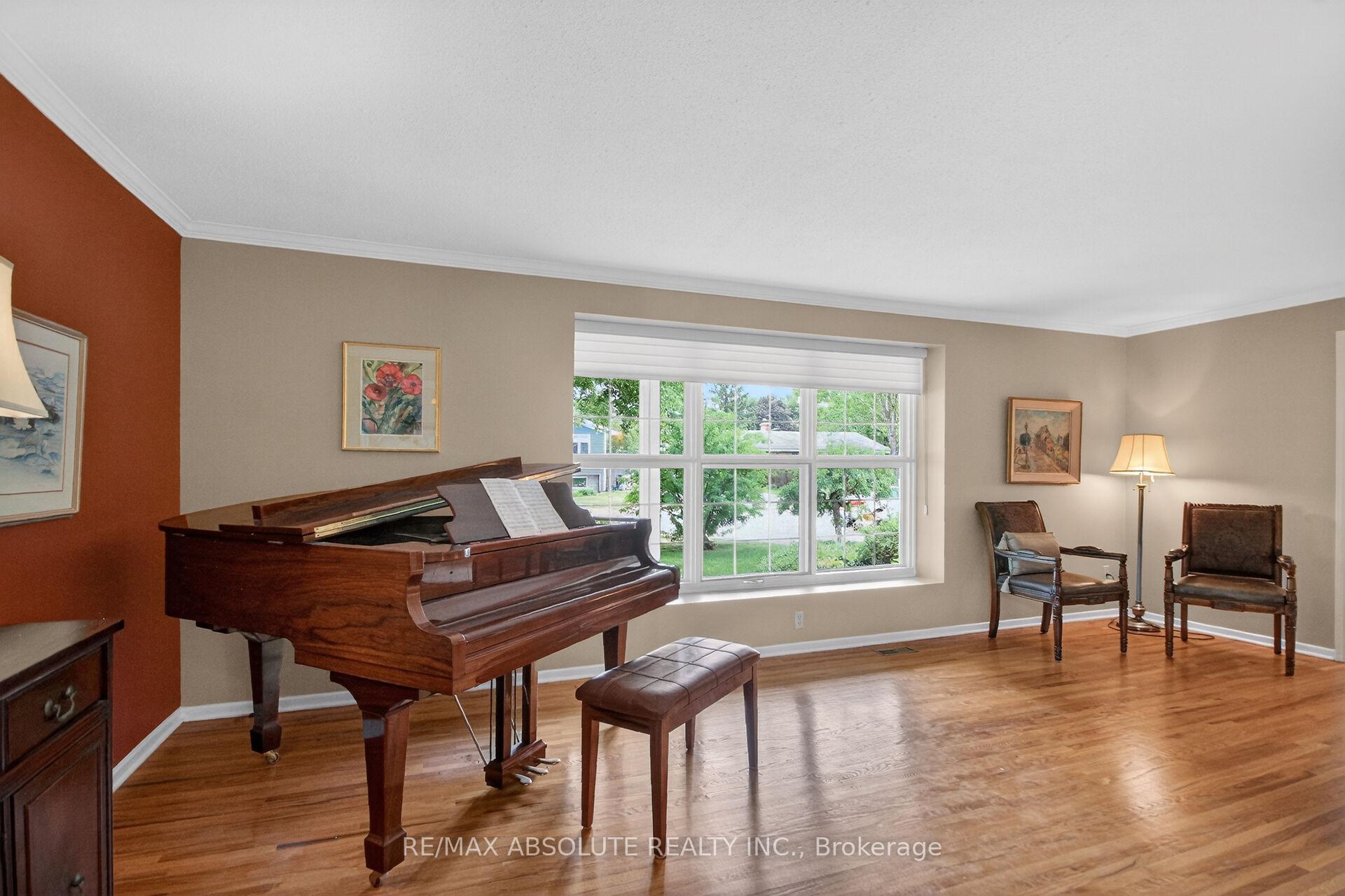1953 Mulberry Crescent, Beacon Hill North - South and Area — photo 5 of 5