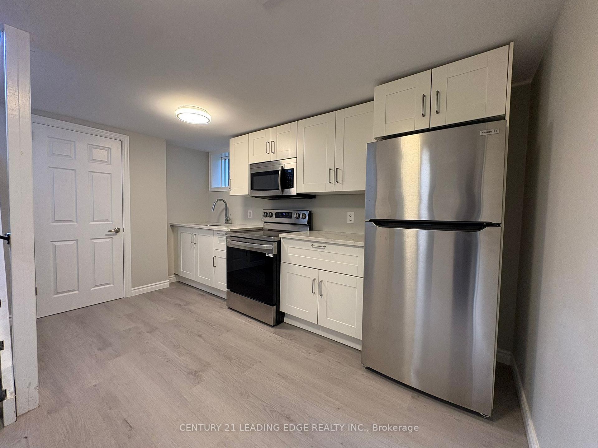 22 Greenwood Avenue (Lower), Welland — photo 2 of 5