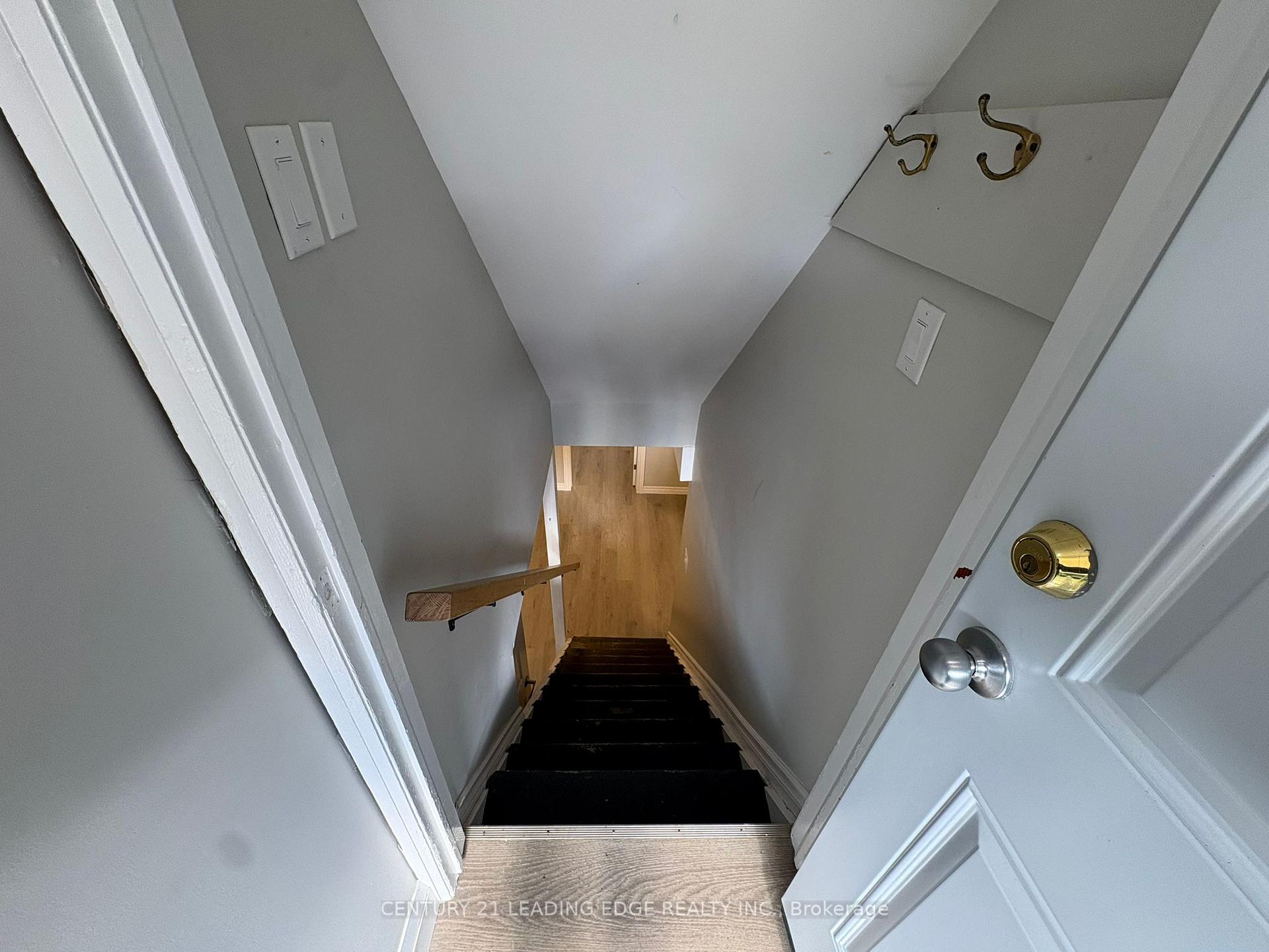 22 Greenwood Avenue (Lower), Welland — photo 3 of 5