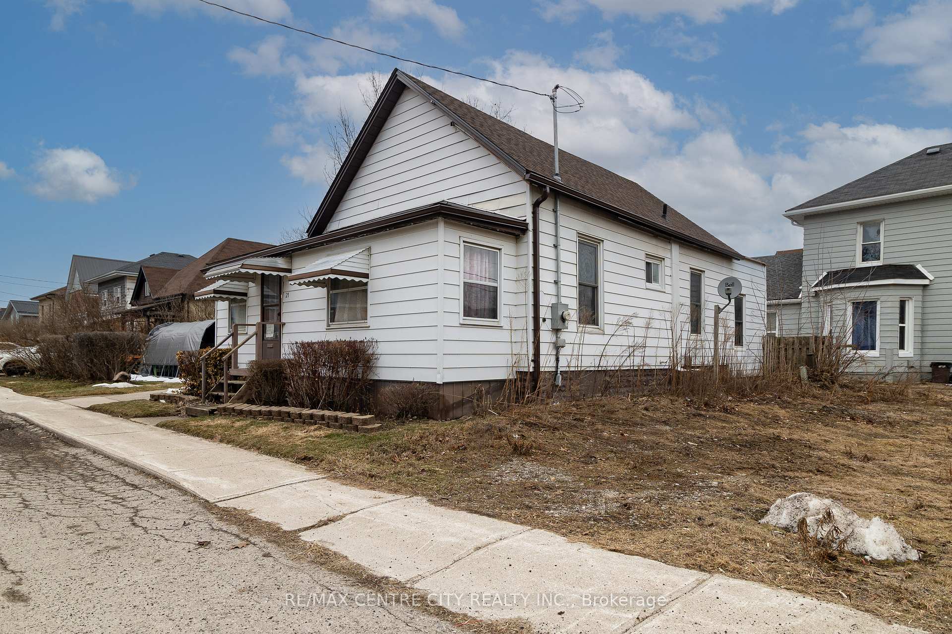 21 Owaissa Street, St. Thomas — photo 2 of 5