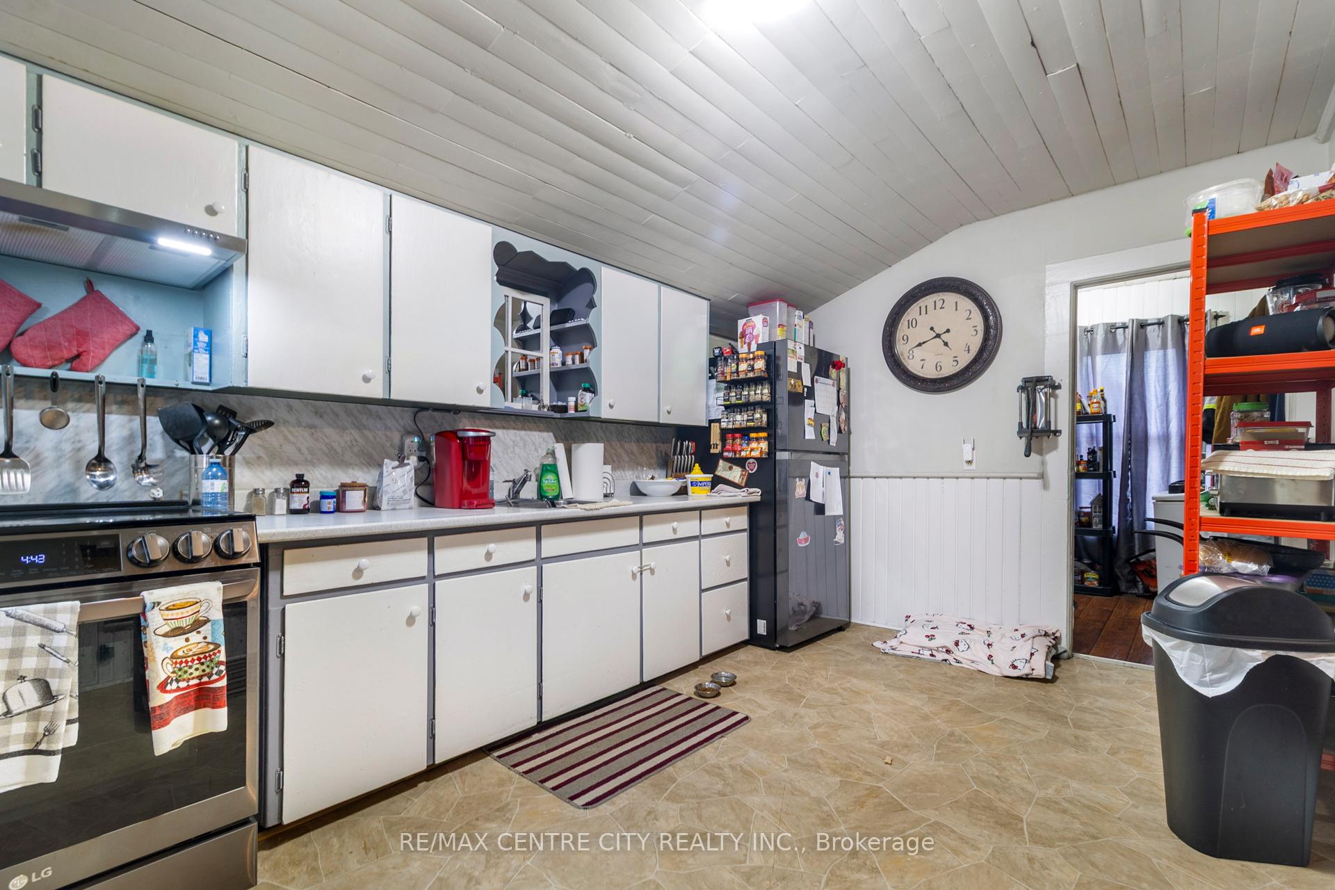 21 Owaissa Street, St. Thomas — photo 4 of 5