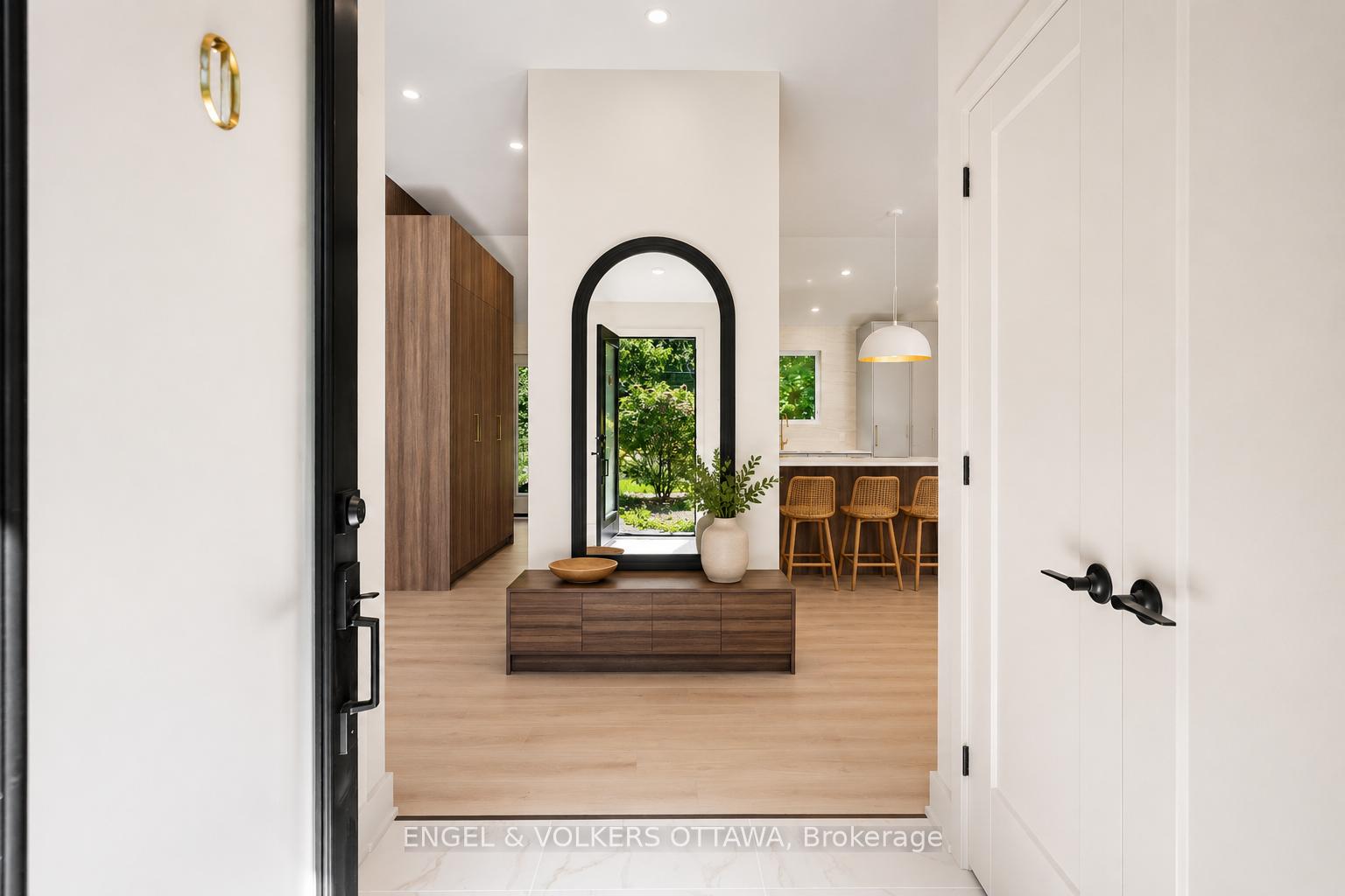 1 Amberly Place, Beacon Hill North - South and Area — photo 3 of 5