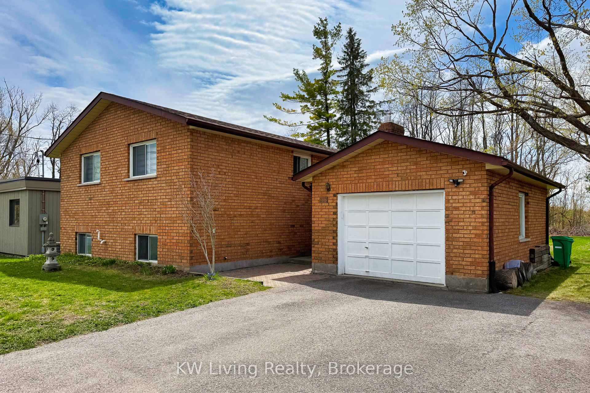 833 Fairbairn Street, Peterborough — photo 3 of 5