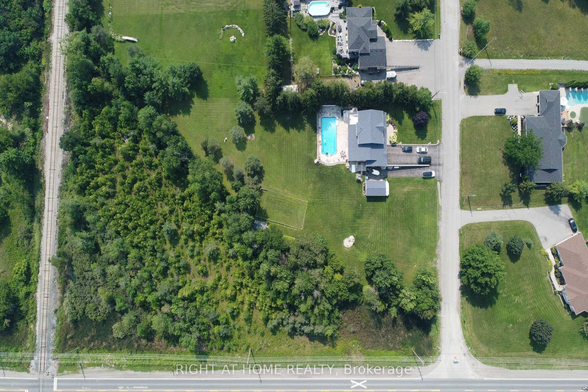 599 Maniece Avenue, Peterborough — photo 3 of 5
