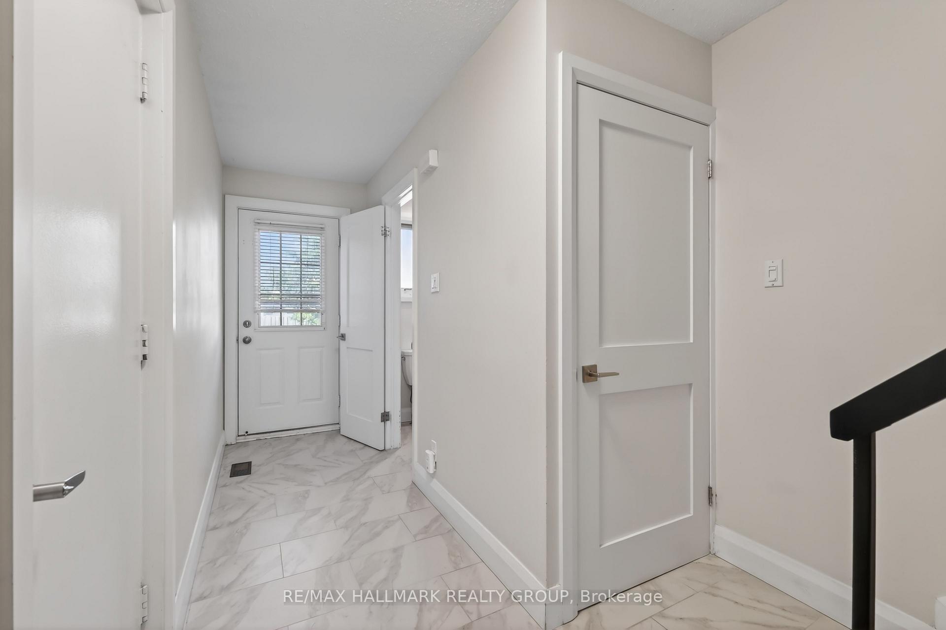 1551 Hoskins Crescent, Orleans - Cumberland and Area — photo 2 of 5