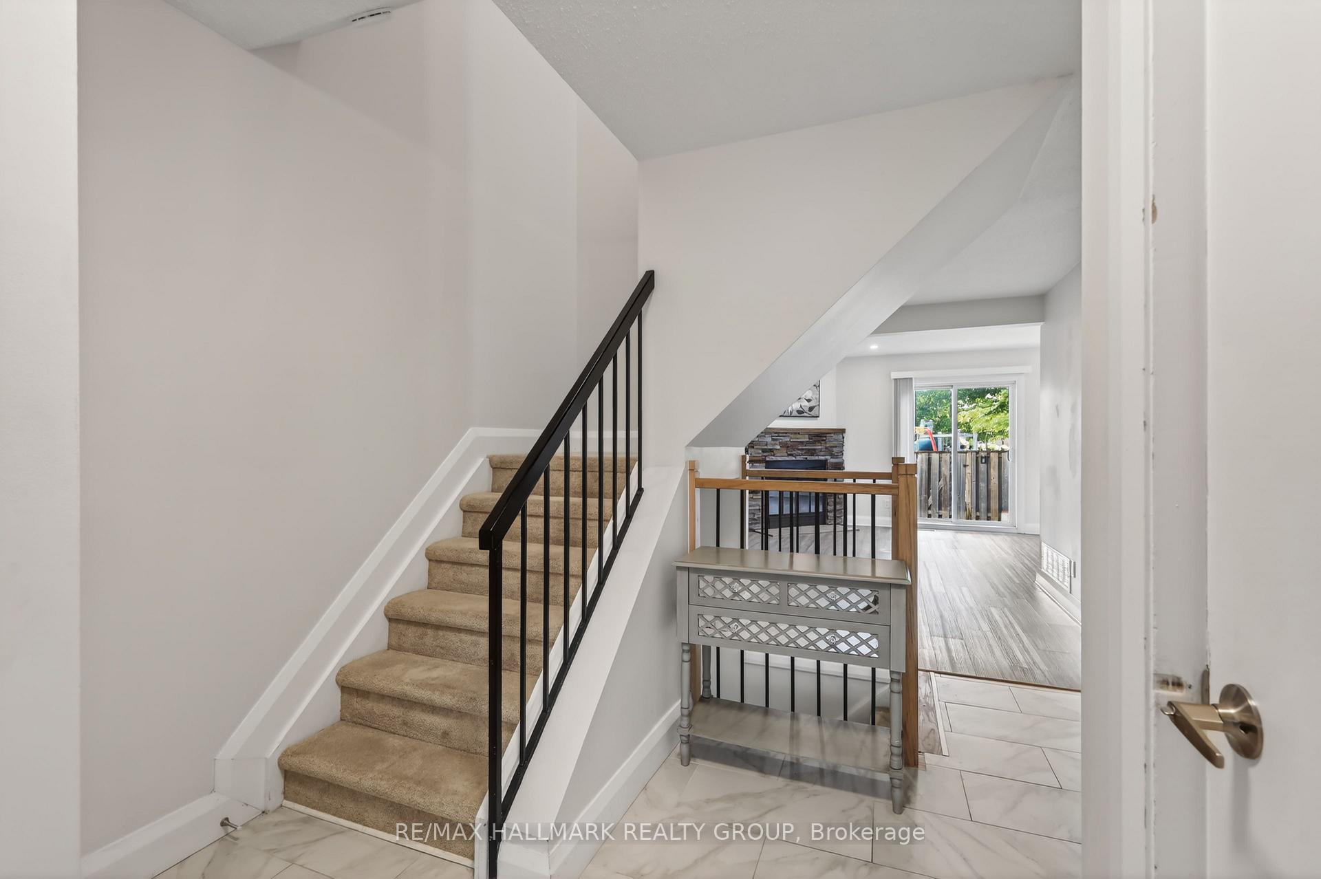 1551 Hoskins Crescent, Orleans - Cumberland and Area — photo 3 of 5