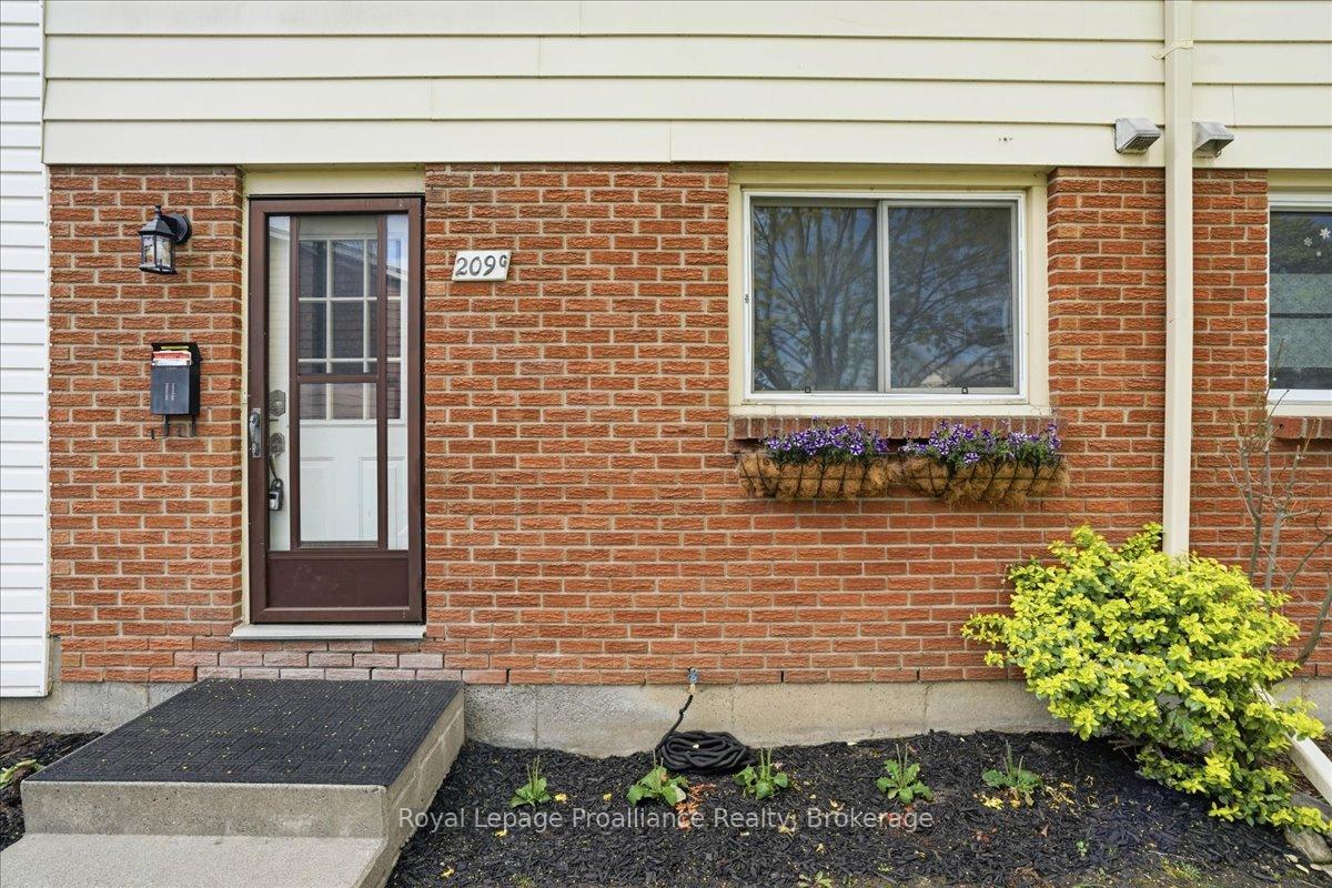 209 North Park Street G, Belleville — photo 3 of 5