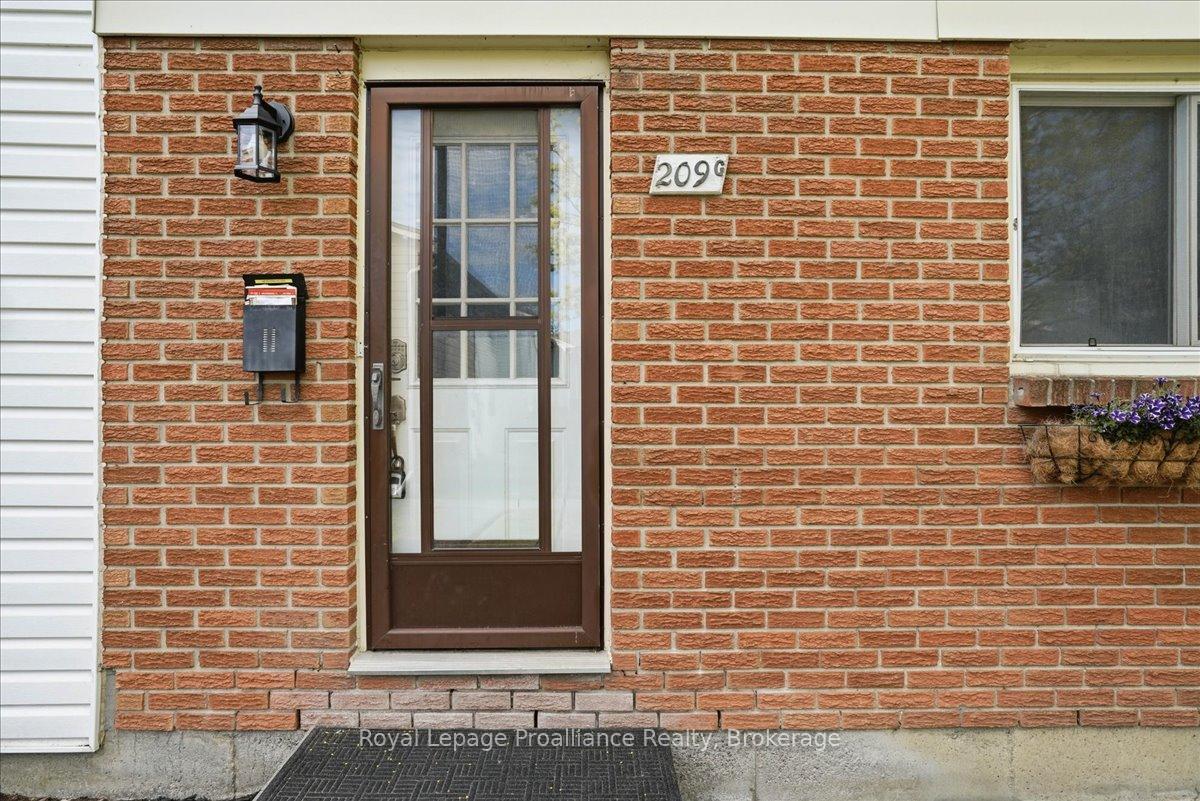 209 North Park Street G, Belleville — photo 4 of 5