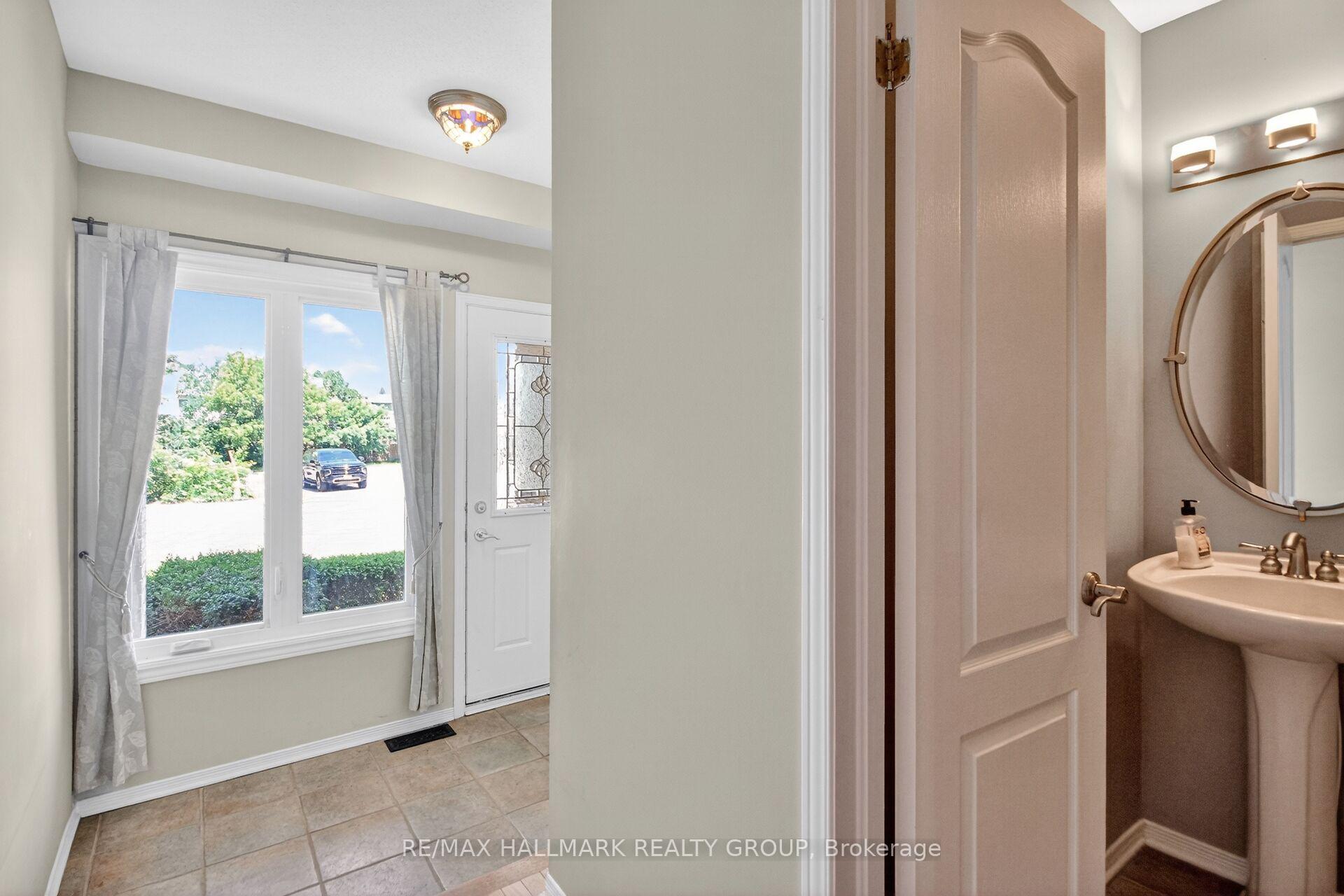 80 Scarlet Court, Hunt Club - South Keys and Area — photo 2 of 5