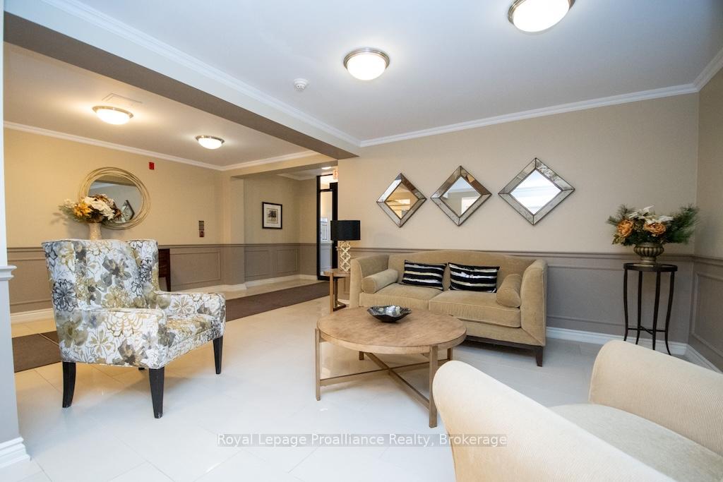 869 Clonsilla Avenue 212, Peterborough — photo 3 of 5