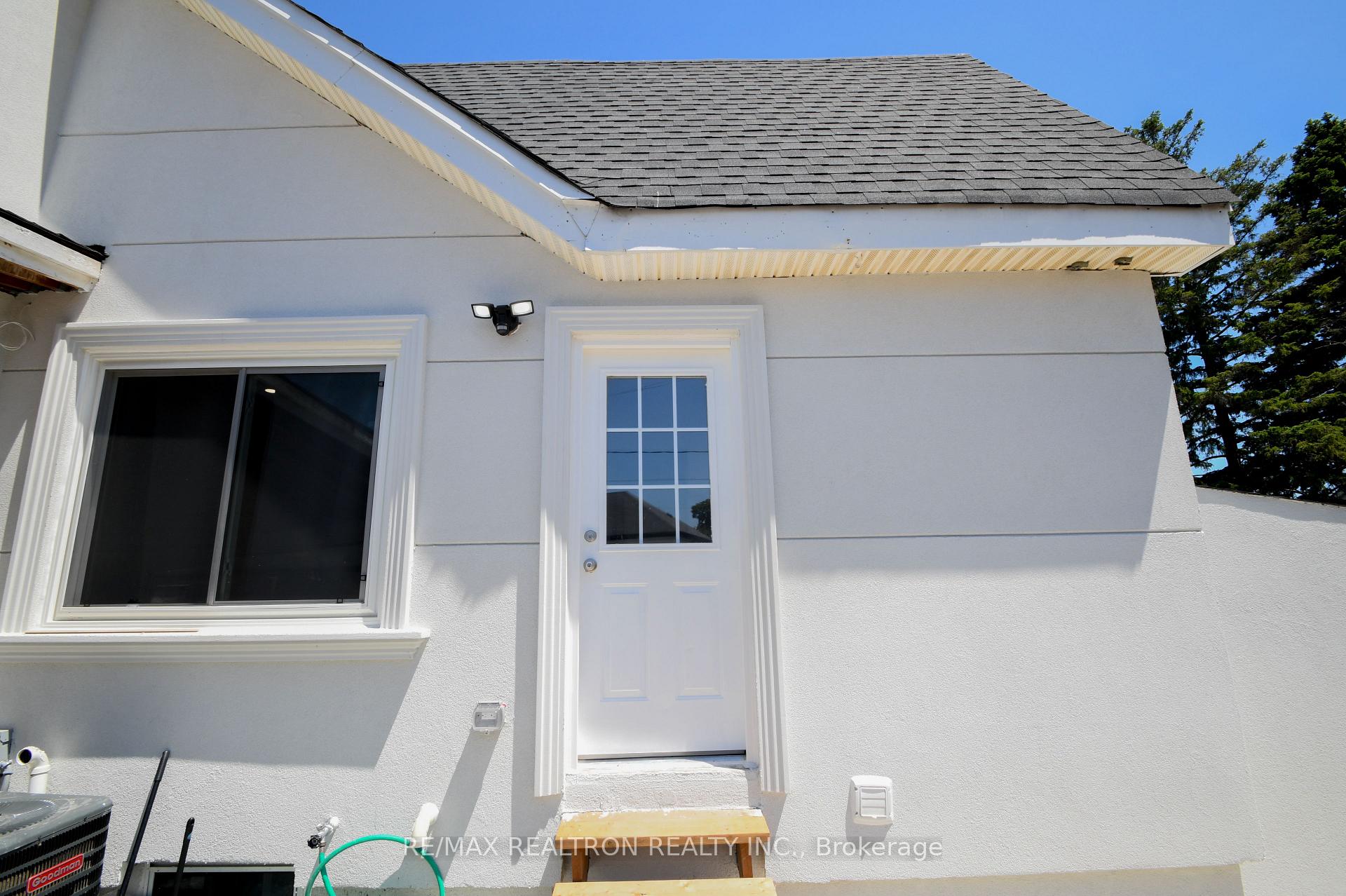 110 E Mintern Avenue, Brantford — photo 2 of 5