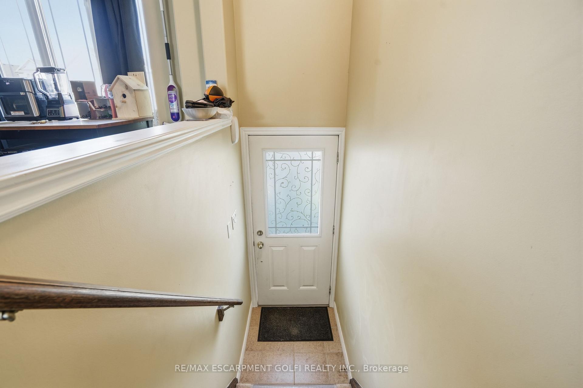 15 Hemlock Way, Grimsby — photo 3 of 5