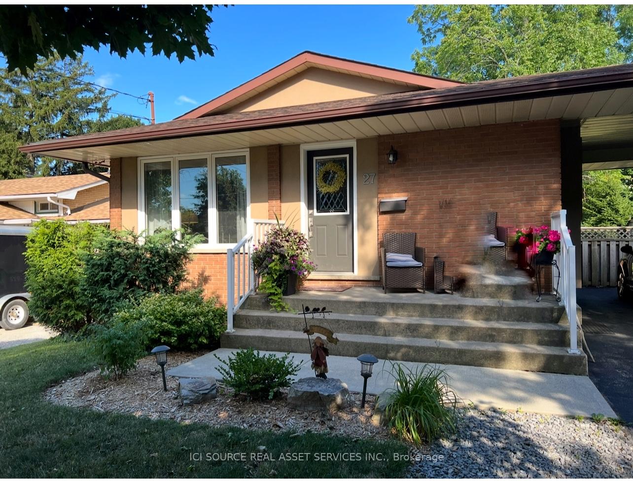 27 Brenlyn Court Upper, Hamilton, ON L9C 4N8