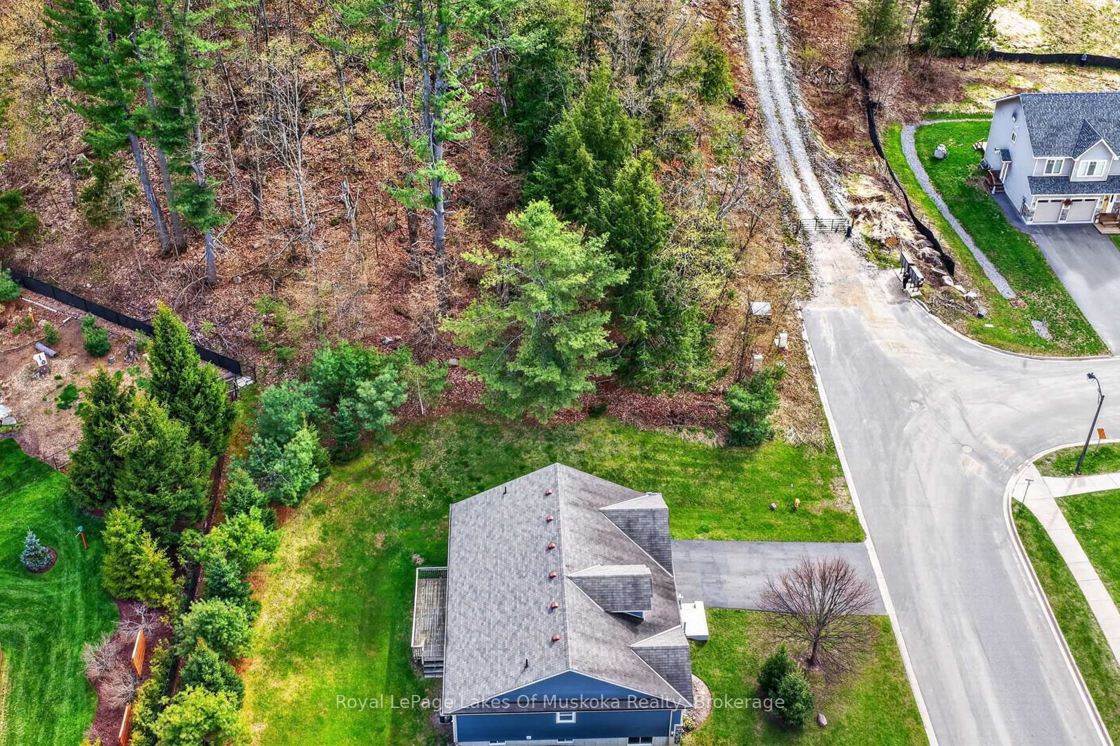 32 Gainsborough Road, Bracebridge, ON P1L 1W8