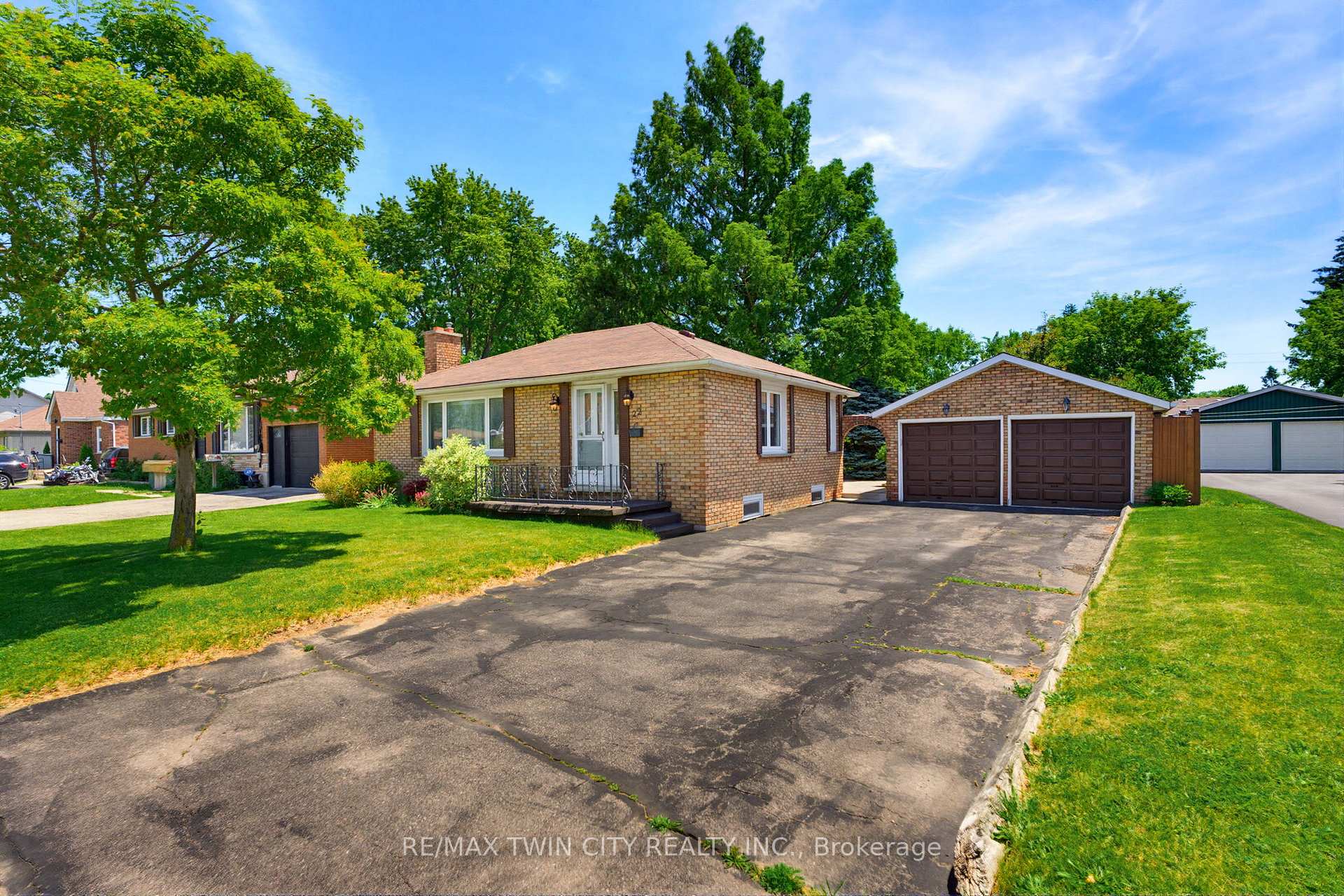 22 Dunsdon Street, Brantford — photo 2 of 5