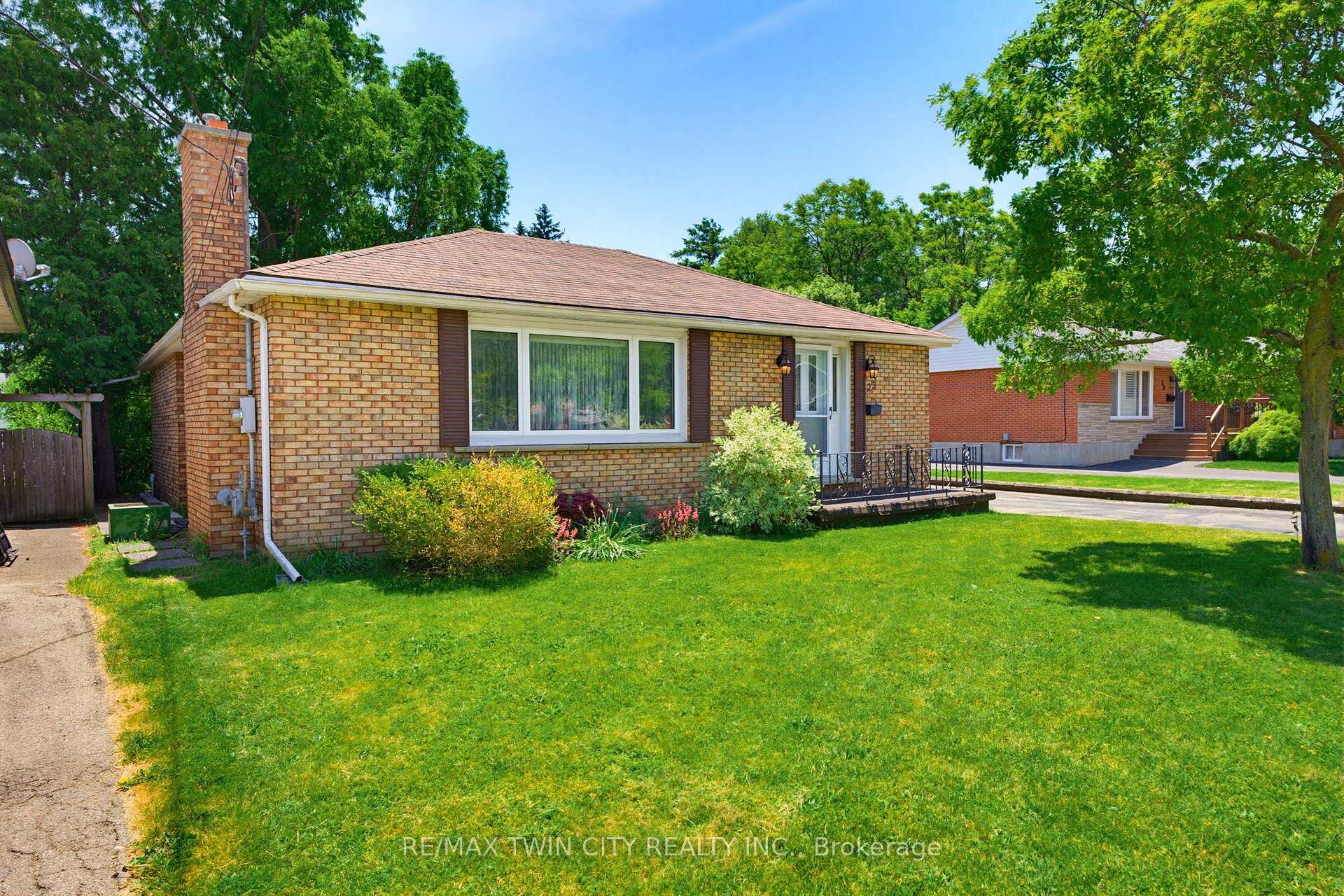 22 Dunsdon Street, Brantford — photo 3 of 5