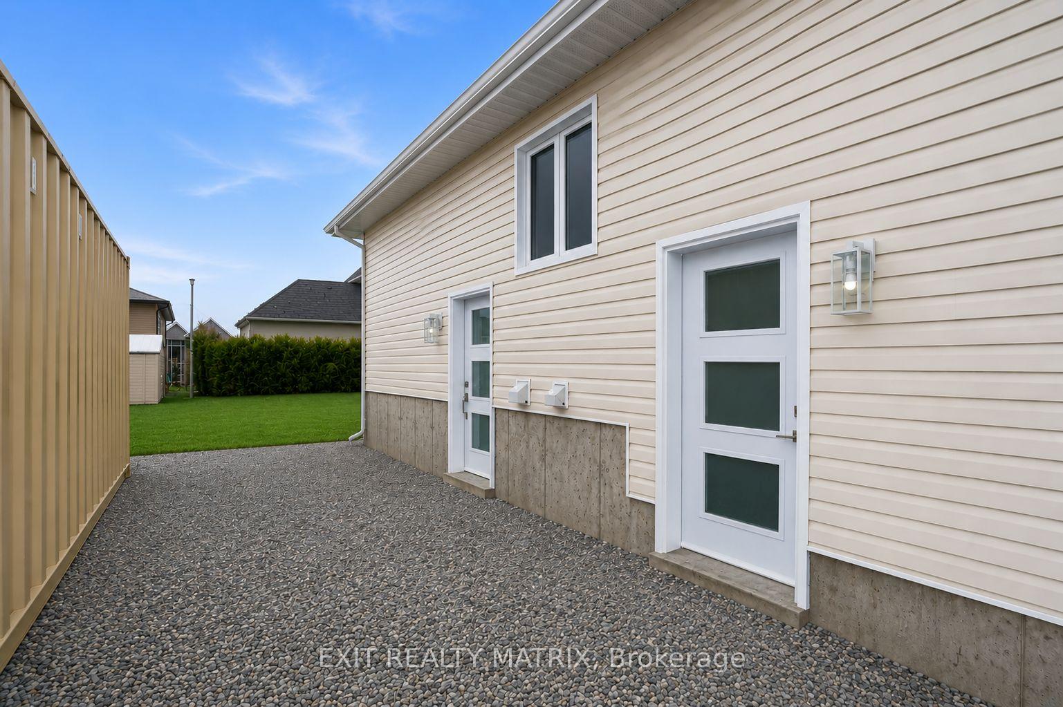650 West Street W B, Hawkesbury — photo 3 of 5