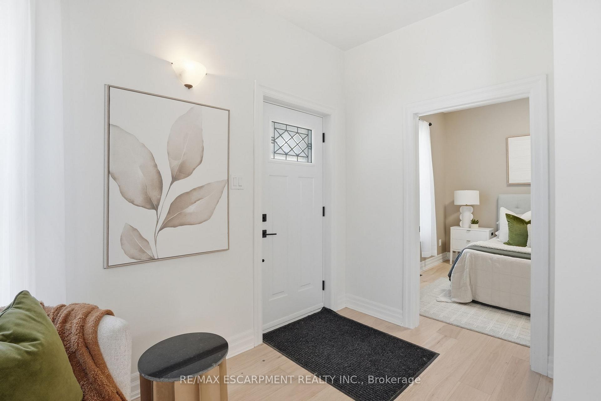 118 Victoria Street, Brantford — photo 3 of 5